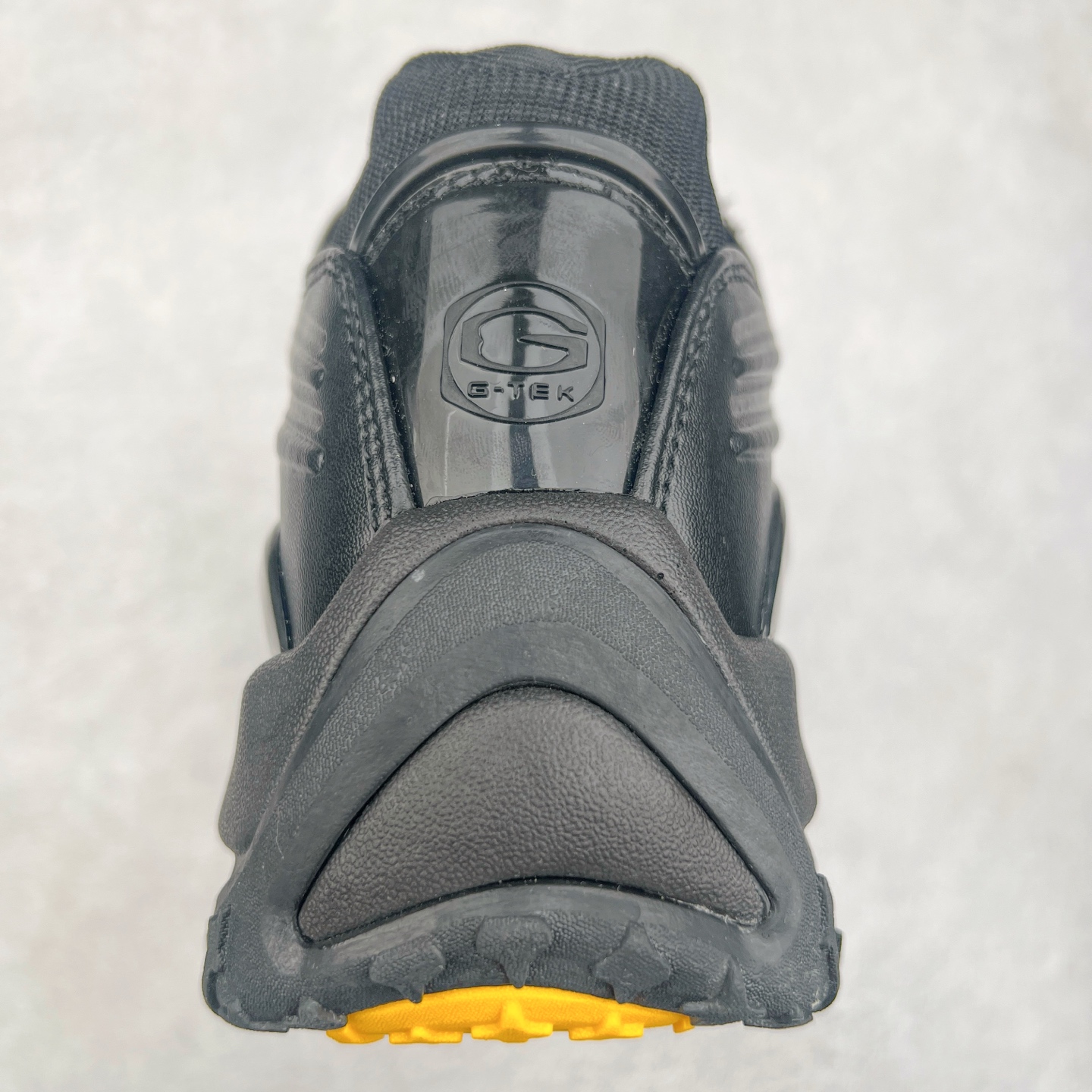 图片[8]-NOCTA x NK Hot Step 2 Air Terra 联名款减震耐磨机能篮球鞋 DZ7293-100 鞋面造型有很强的线条感 电镀元素贯穿鞋身 以其鲜明的色调 为街头时尚注入了一股新鲜活力 这款鞋的设计灵感来源于篮球场上的激情与活力 鞋身采用亮眼的颜色覆盖 搭配上黑色和白色的细节点缀 形成了强烈的视觉冲击 让人一眼就难以忘怀 不仅仅是一双鞋 它是一种态度 一种对生活充满热情的态度 无论是在夜晚的街头漫步 还是在篮球场上的激烈对抗 它都能让你成为众人焦点 尺码：36 36.5 37.5 38 38.5 39 40 40.5 41 42 42.5 43 44 44.5 45 46 47.5-选品中心