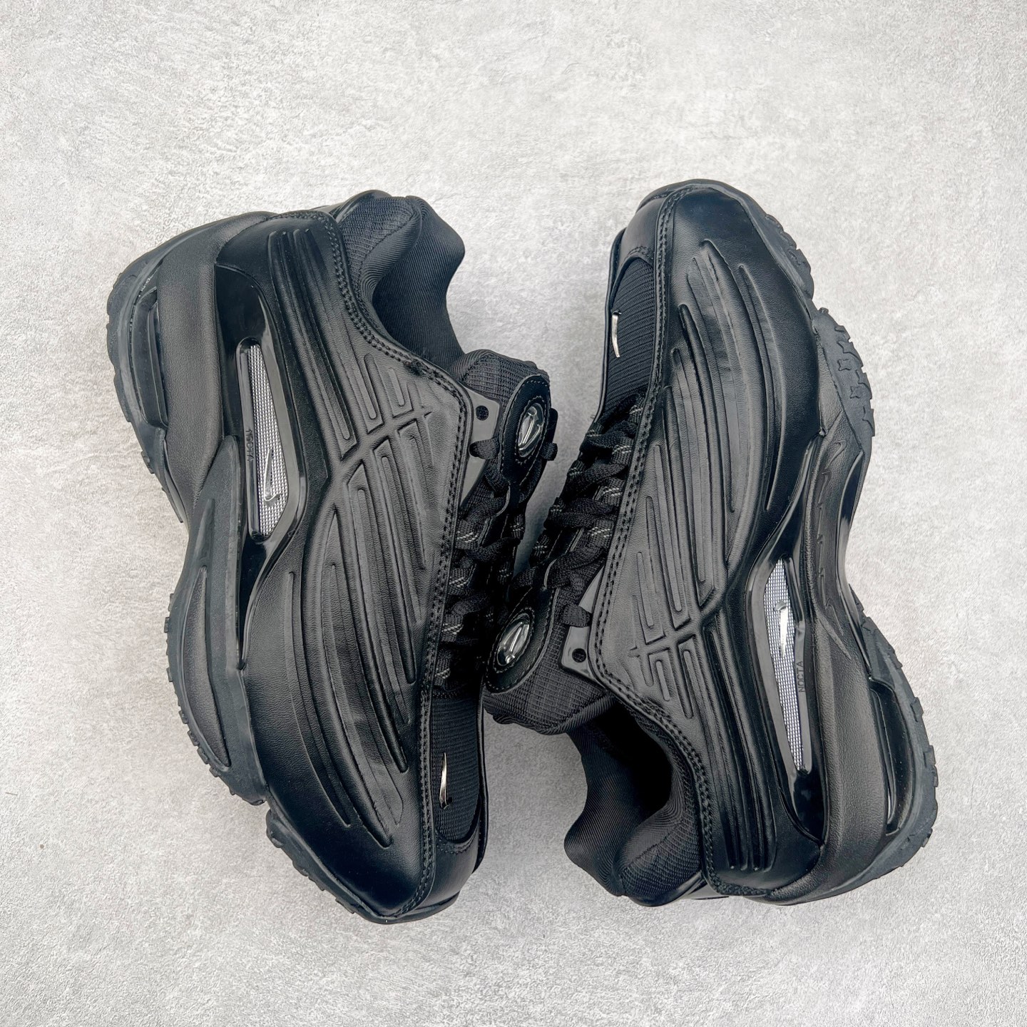 图片[3]-NOCTA x NK Hot Step 2 Air Terra 联名款减震耐磨机能篮球鞋 DZ7293-100 鞋面造型有很强的线条感 电镀元素贯穿鞋身 以其鲜明的色调 为街头时尚注入了一股新鲜活力 这款鞋的设计灵感来源于篮球场上的激情与活力 鞋身采用亮眼的颜色覆盖 搭配上黑色和白色的细节点缀 形成了强烈的视觉冲击 让人一眼就难以忘怀 不仅仅是一双鞋 它是一种态度 一种对生活充满热情的态度 无论是在夜晚的街头漫步 还是在篮球场上的激烈对抗 它都能让你成为众人焦点 尺码：36 36.5 37.5 38 38.5 39 40 40.5 41 42 42.5 43 44 44.5 45 46 47.5-选品中心