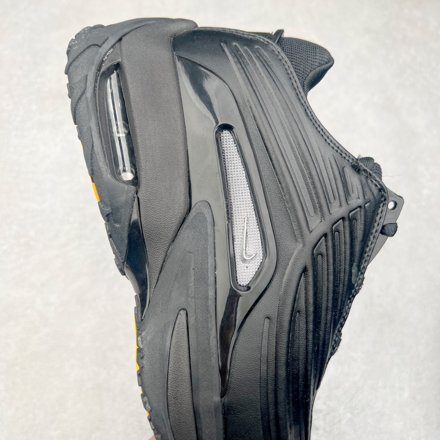 图片[6]-NOCTA x NK Hot Step 2 Air Terra 联名款减震耐磨机能篮球鞋 DZ7293-100 鞋面造型有很强的线条感 电镀元素贯穿鞋身 以其鲜明的色调 为街头时尚注入了一股新鲜活力 这款鞋的设计灵感来源于篮球场上的激情与活力 鞋身采用亮眼的颜色覆盖 搭配上黑色和白色的细节点缀 形成了强烈的视觉冲击 让人一眼就难以忘怀 不仅仅是一双鞋 它是一种态度 一种对生活充满热情的态度 无论是在夜晚的街头漫步 还是在篮球场上的激烈对抗 它都能让你成为众人焦点 尺码：36 36.5 37.5 38 38.5 39 40 40.5 41 42 42.5 43 44 44.5 45 46 47.5-选品中心