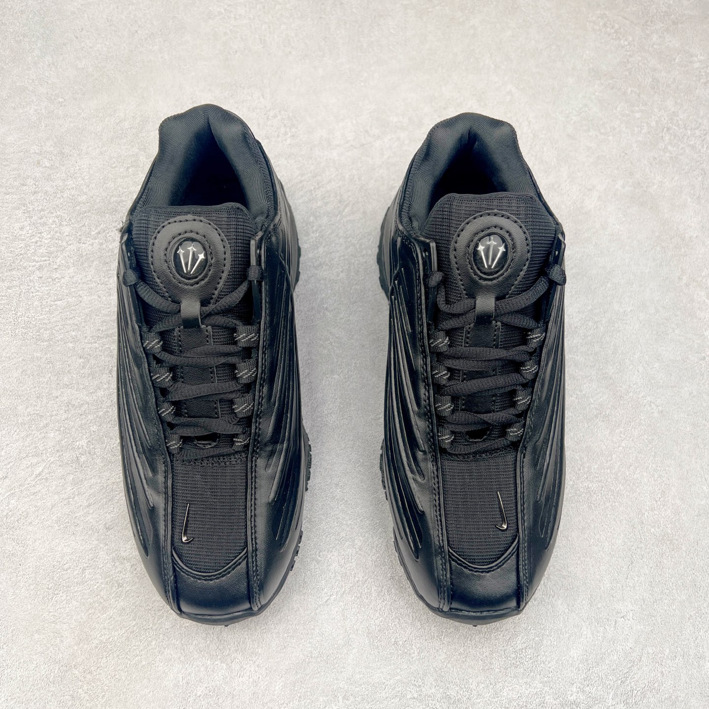 图片[2]-NOCTA x NK Hot Step 2 Air Terra 联名款减震耐磨机能篮球鞋 DZ7293-100 鞋面造型有很强的线条感 电镀元素贯穿鞋身 以其鲜明的色调 为街头时尚注入了一股新鲜活力 这款鞋的设计灵感来源于篮球场上的激情与活力 鞋身采用亮眼的颜色覆盖 搭配上黑色和白色的细节点缀 形成了强烈的视觉冲击 让人一眼就难以忘怀 不仅仅是一双鞋 它是一种态度 一种对生活充满热情的态度 无论是在夜晚的街头漫步 还是在篮球场上的激烈对抗 它都能让你成为众人焦点 尺码：36 36.5 37.5 38 38.5 39 40 40.5 41 42 42.5 43 44 44.5 45 46 47.5-选品中心