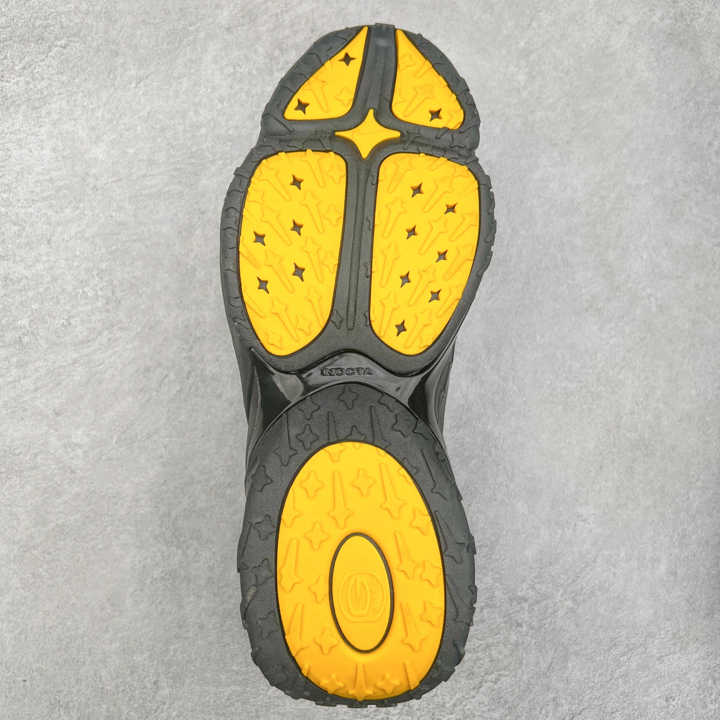 图片[9]-NOCTA x NK Hot Step 2 Air Terra 联名款减震耐磨机能篮球鞋 DZ7293-100 鞋面造型有很强的线条感 电镀元素贯穿鞋身 以其鲜明的色调 为街头时尚注入了一股新鲜活力 这款鞋的设计灵感来源于篮球场上的激情与活力 鞋身采用亮眼的颜色覆盖 搭配上黑色和白色的细节点缀 形成了强烈的视觉冲击 让人一眼就难以忘怀 不仅仅是一双鞋 它是一种态度 一种对生活充满热情的态度 无论是在夜晚的街头漫步 还是在篮球场上的激烈对抗 它都能让你成为众人焦点 尺码：36 36.5 37.5 38 38.5 39 40 40.5 41 42 42.5 43 44 44.5 45 46 47.5-选品中心