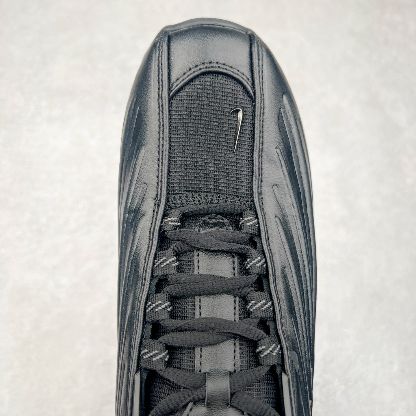 图片[4]-NOCTA x NK Hot Step 2 Air Terra 联名款减震耐磨机能篮球鞋 DZ7293-100 鞋面造型有很强的线条感 电镀元素贯穿鞋身 以其鲜明的色调 为街头时尚注入了一股新鲜活力 这款鞋的设计灵感来源于篮球场上的激情与活力 鞋身采用亮眼的颜色覆盖 搭配上黑色和白色的细节点缀 形成了强烈的视觉冲击 让人一眼就难以忘怀 不仅仅是一双鞋 它是一种态度 一种对生活充满热情的态度 无论是在夜晚的街头漫步 还是在篮球场上的激烈对抗 它都能让你成为众人焦点 尺码：36 36.5 37.5 38 38.5 39 40 40.5 41 42 42.5 43 44 44.5 45 46 47.5-选品中心