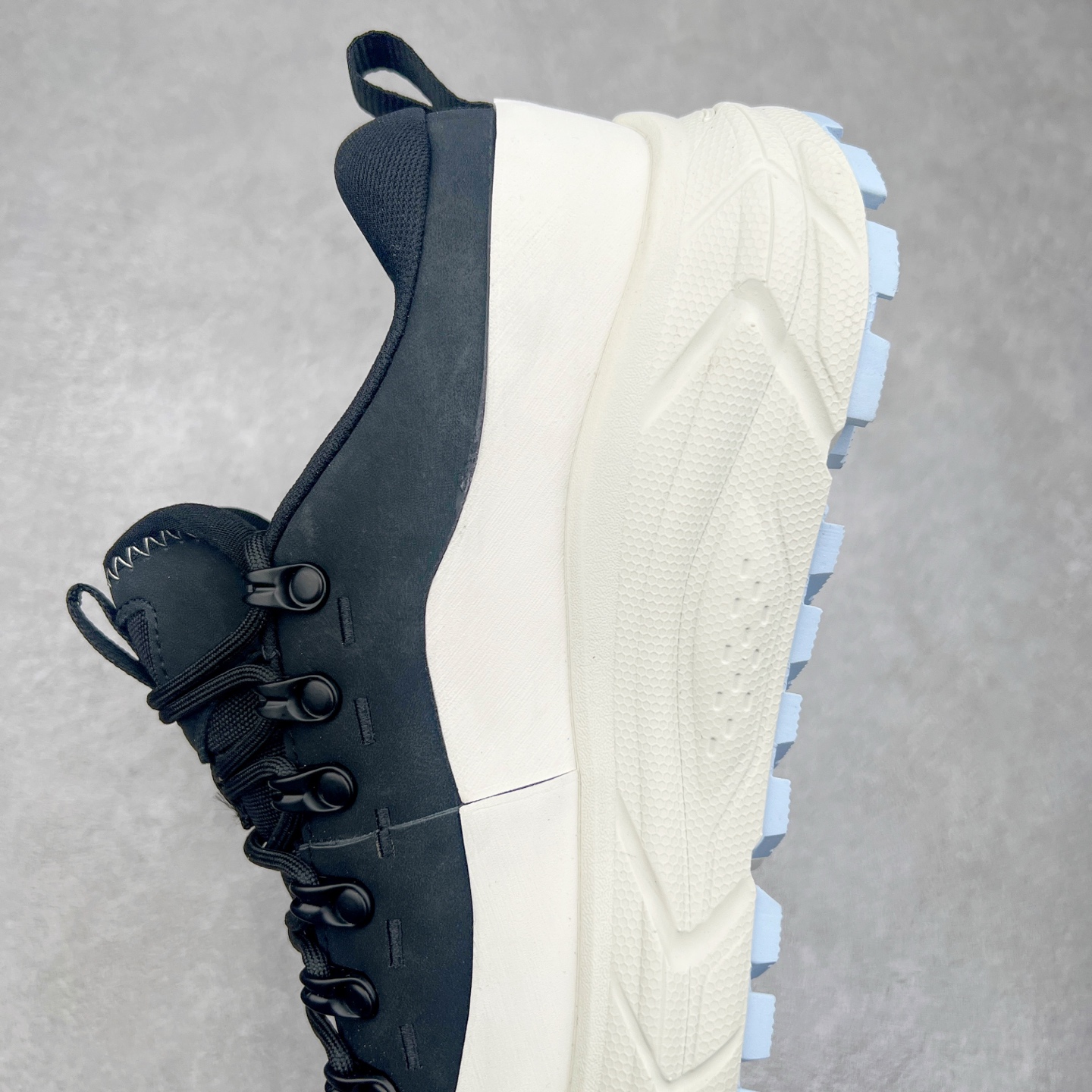 图片[7]-＃纯原 HOKA ONE ONE Tor Uitra Low 托亚潮流户外越野登山功能鞋 鞋款利用机能、户外、复古元素将都市型格与户外机能无缝结合 既能自由穿梭于城市的钢筋水泥之间 也能轻松演绎山系潮流搭配 全粒面皮革结合模压鞋口 提升持久耐穿度 直至鞋头的鞋带设计 舒适灵活的调节 搭配鞋头处HOKA ONE ONE飞翼纹饰 营造了个性十足的张扬气场 Tor Ultra 配备 Vibram® 鞋底与 EVA 和RMAT® 中底 给穿著者最佳的抓地力及舒适性 另外中底的金属摇杆可稳定脚部行程 当走过崎岖山路时依然让脚部得到平稳的感觉 而整对鞋以皮革和耐用尼龙布材打造 与坚固的鞋底相结合 可以牢固地支撑脚部和脚踝 另外外层搭载的Event技术 保持鞋履防水以及鞋内透气作用 尺码：36 36.5 37.5 38 38.5 39 40 40.5 41 42 42.5 43 44 44.5 45-选品中心