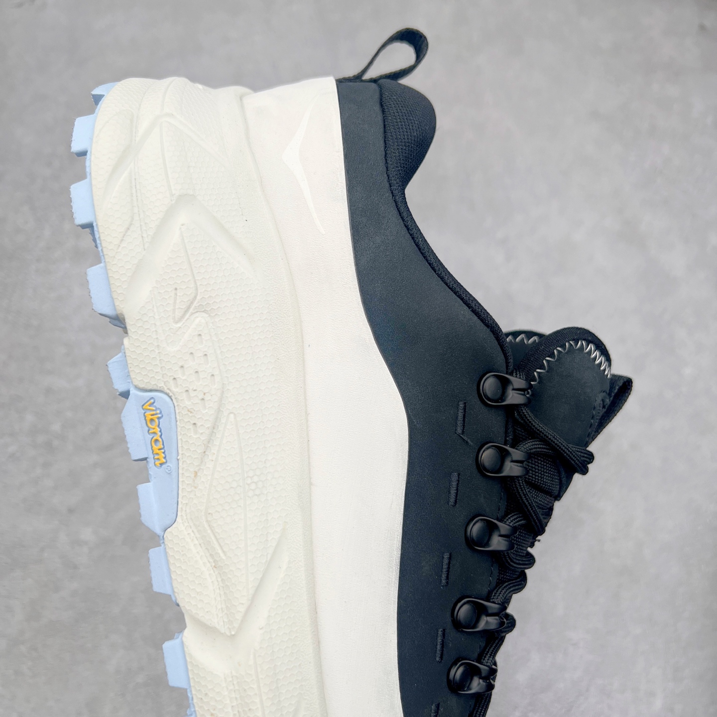 图片[6]-＃纯原 HOKA ONE ONE Tor Uitra Low 托亚潮流户外越野登山功能鞋 鞋款利用机能、户外、复古元素将都市型格与户外机能无缝结合 既能自由穿梭于城市的钢筋水泥之间 也能轻松演绎山系潮流搭配 全粒面皮革结合模压鞋口 提升持久耐穿度 直至鞋头的鞋带设计 舒适灵活的调节 搭配鞋头处HOKA ONE ONE飞翼纹饰 营造了个性十足的张扬气场 Tor Ultra 配备 Vibram® 鞋底与 EVA 和RMAT® 中底 给穿著者最佳的抓地力及舒适性 另外中底的金属摇杆可稳定脚部行程 当走过崎岖山路时依然让脚部得到平稳的感觉 而整对鞋以皮革和耐用尼龙布材打造 与坚固的鞋底相结合 可以牢固地支撑脚部和脚踝 另外外层搭载的Event技术 保持鞋履防水以及鞋内透气作用 尺码：36 36.5 37.5 38 38.5 39 40 40.5 41 42 42.5 43 44 44.5 45-选品中心