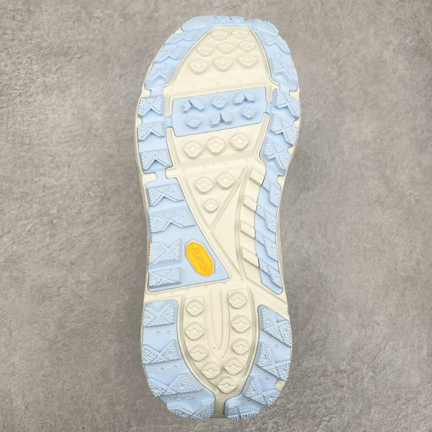 图片[9]-＃纯原 HOKA ONE ONE Tor Uitra Low 托亚潮流户外越野登山功能鞋 鞋款利用机能、户外、复古元素将都市型格与户外机能无缝结合 既能自由穿梭于城市的钢筋水泥之间 也能轻松演绎山系潮流搭配 全粒面皮革结合模压鞋口 提升持久耐穿度 直至鞋头的鞋带设计 舒适灵活的调节 搭配鞋头处HOKA ONE ONE飞翼纹饰 营造了个性十足的张扬气场 Tor Ultra 配备 Vibram® 鞋底与 EVA 和RMAT® 中底 给穿著者最佳的抓地力及舒适性 另外中底的金属摇杆可稳定脚部行程 当走过崎岖山路时依然让脚部得到平稳的感觉 而整对鞋以皮革和耐用尼龙布材打造 与坚固的鞋底相结合 可以牢固地支撑脚部和脚踝 另外外层搭载的Event技术 保持鞋履防水以及鞋内透气作用 尺码：36 36.5 37.5 38 38.5 39 40 40.5 41 42 42.5 43 44 44.5 45-选品中心