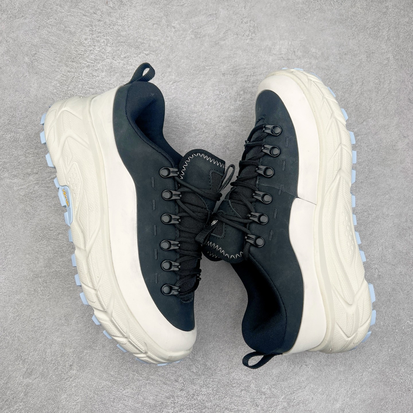 图片[3]-＃纯原 HOKA ONE ONE Tor Uitra Low 托亚潮流户外越野登山功能鞋 鞋款利用机能、户外、复古元素将都市型格与户外机能无缝结合 既能自由穿梭于城市的钢筋水泥之间 也能轻松演绎山系潮流搭配 全粒面皮革结合模压鞋口 提升持久耐穿度 直至鞋头的鞋带设计 舒适灵活的调节 搭配鞋头处HOKA ONE ONE飞翼纹饰 营造了个性十足的张扬气场 Tor Ultra 配备 Vibram® 鞋底与 EVA 和RMAT® 中底 给穿著者最佳的抓地力及舒适性 另外中底的金属摇杆可稳定脚部行程 当走过崎岖山路时依然让脚部得到平稳的感觉 而整对鞋以皮革和耐用尼龙布材打造 与坚固的鞋底相结合 可以牢固地支撑脚部和脚踝 另外外层搭载的Event技术 保持鞋履防水以及鞋内透气作用 尺码：36 36.5 37.5 38 38.5 39 40 40.5 41 42 42.5 43 44 44.5 45-选品中心