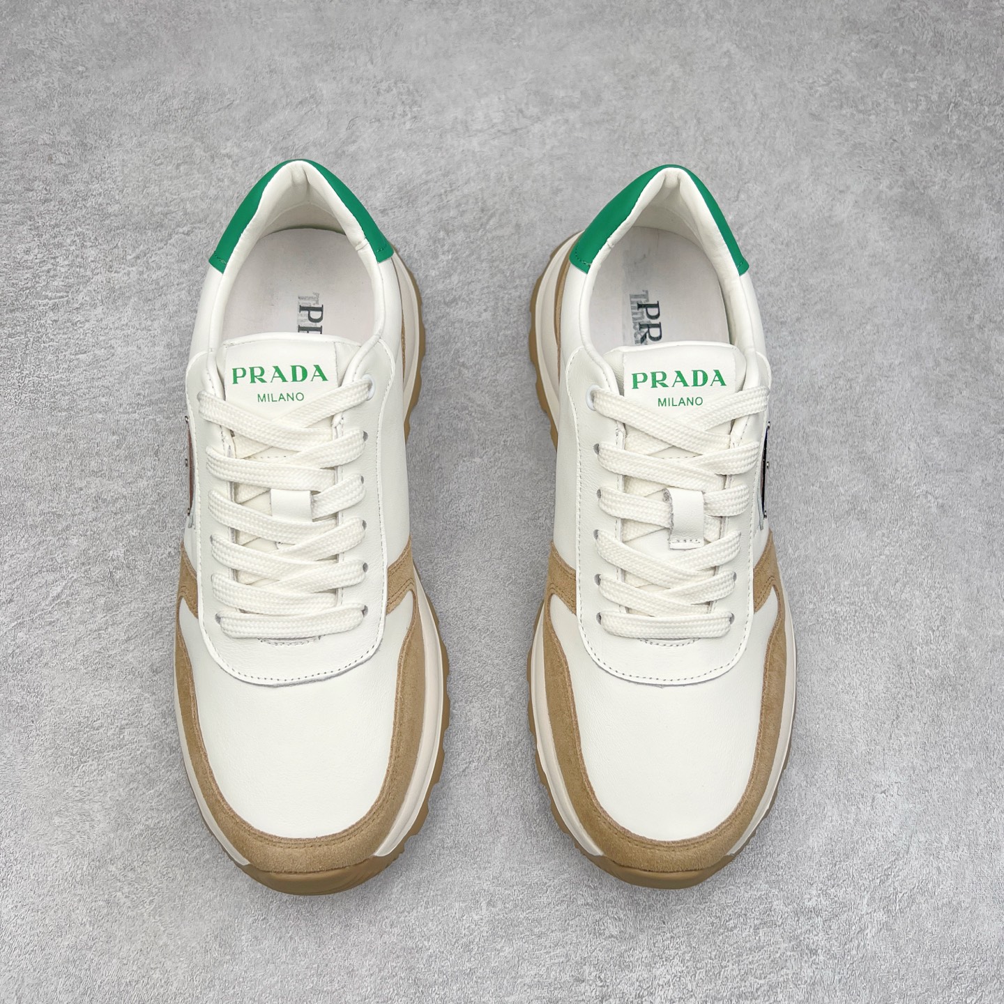 图片[2]-PRADA普拉达 厚底徽标系带运动休闲男鞋系列 广东大厂品质 专柜同步 大气个性更潮更抢眼更追求档次，它将颠覆旧念，与您共度时尚潮人必备! 面料采用原版进口小牛皮 牛皮内里垫脚 橡胶发泡大底 轻便防滑耐磨 脚感舒适 款式耐看做工精细 配以简洁利落的鞋楦 彰显男人的果敢和硬朗 尺码：39-44（皮鞋码）-选品中心