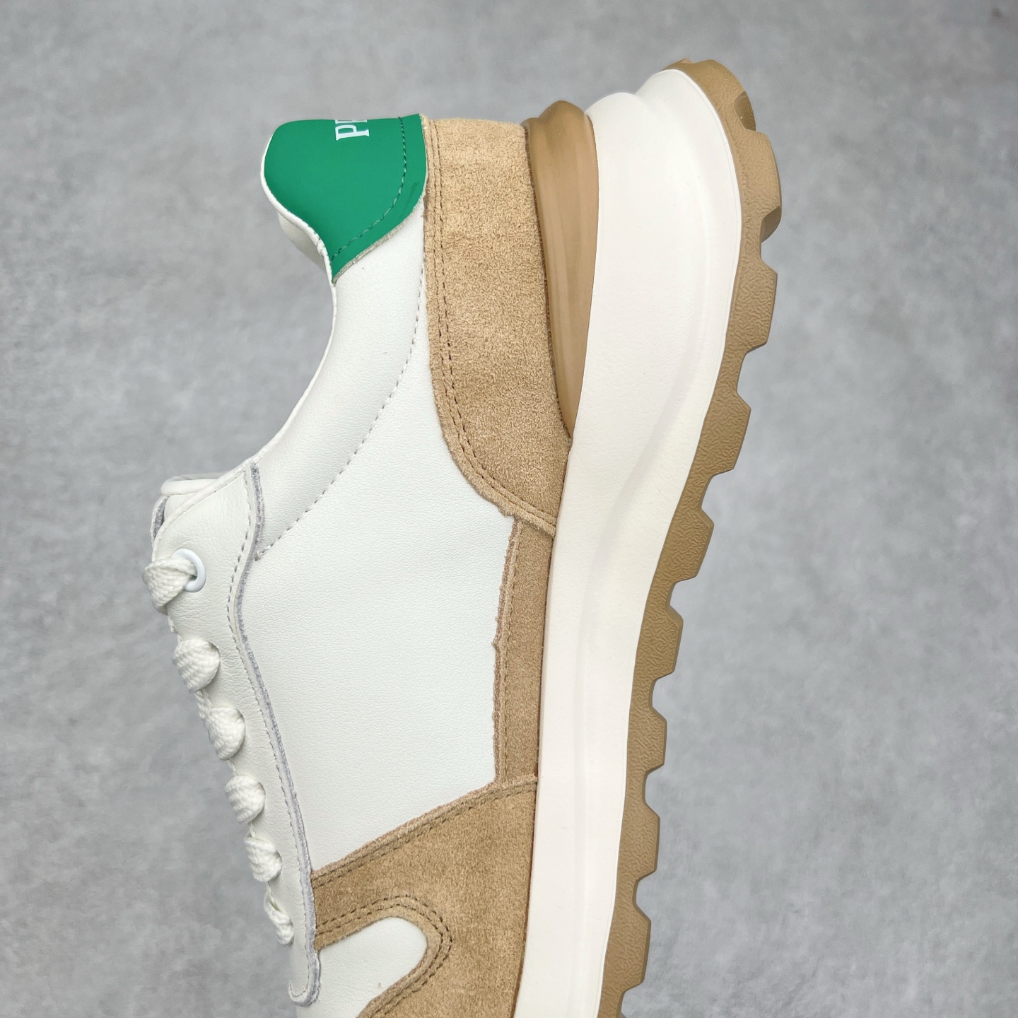 图片[7]-PRADA普拉达 厚底徽标系带运动休闲男鞋系列 广东大厂品质 专柜同步 大气个性更潮更抢眼更追求档次，它将颠覆旧念，与您共度时尚潮人必备! 面料采用原版进口小牛皮 牛皮内里垫脚 橡胶发泡大底 轻便防滑耐磨 脚感舒适 款式耐看做工精细 配以简洁利落的鞋楦 彰显男人的果敢和硬朗 尺码：39-44（皮鞋码）-选品中心