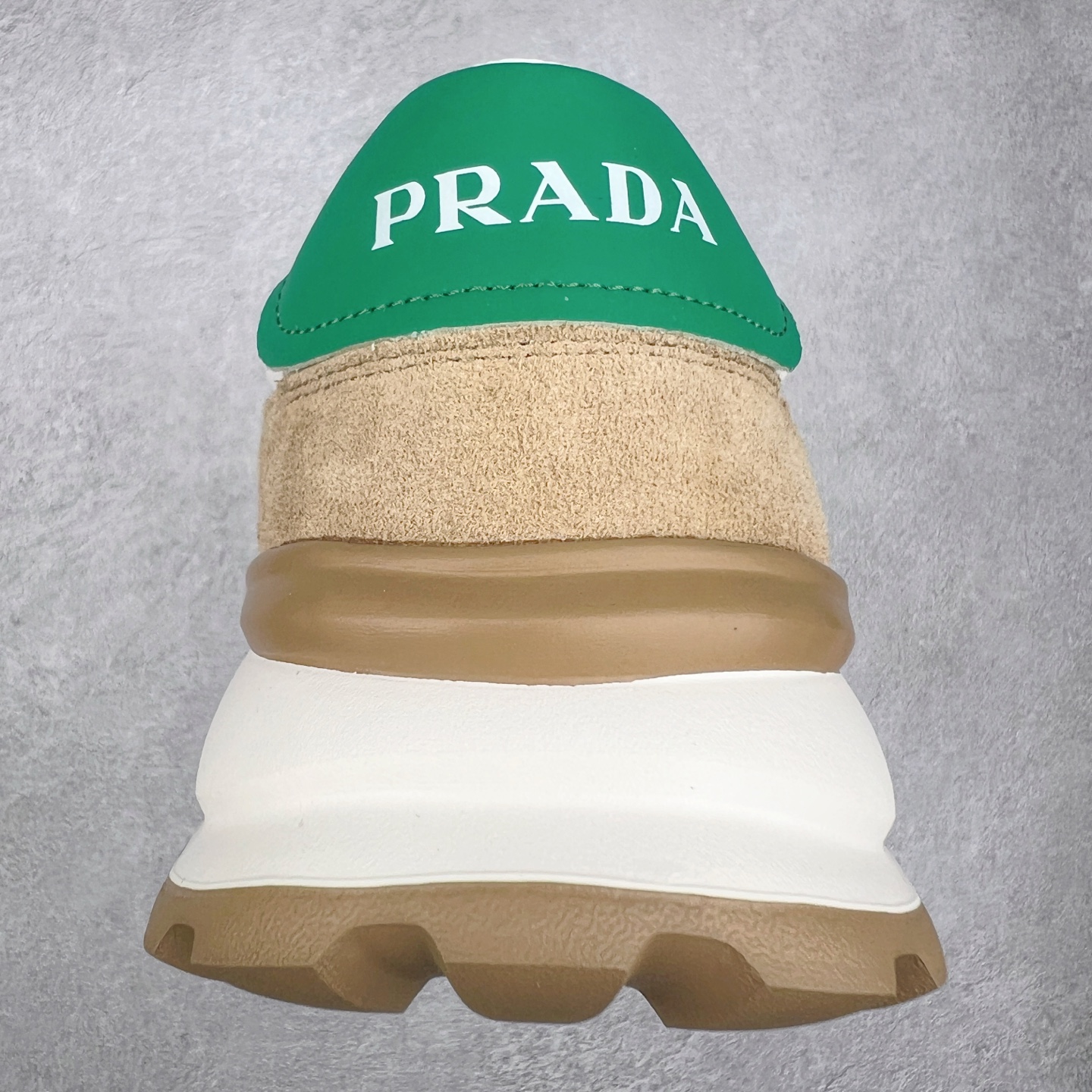 图片[8]-PRADA普拉达 厚底徽标系带运动休闲男鞋系列 广东大厂品质 专柜同步 大气个性更潮更抢眼更追求档次，它将颠覆旧念，与您共度时尚潮人必备! 面料采用原版进口小牛皮 牛皮内里垫脚 橡胶发泡大底 轻便防滑耐磨 脚感舒适 款式耐看做工精细 配以简洁利落的鞋楦 彰显男人的果敢和硬朗 尺码：39-44（皮鞋码）-选品中心