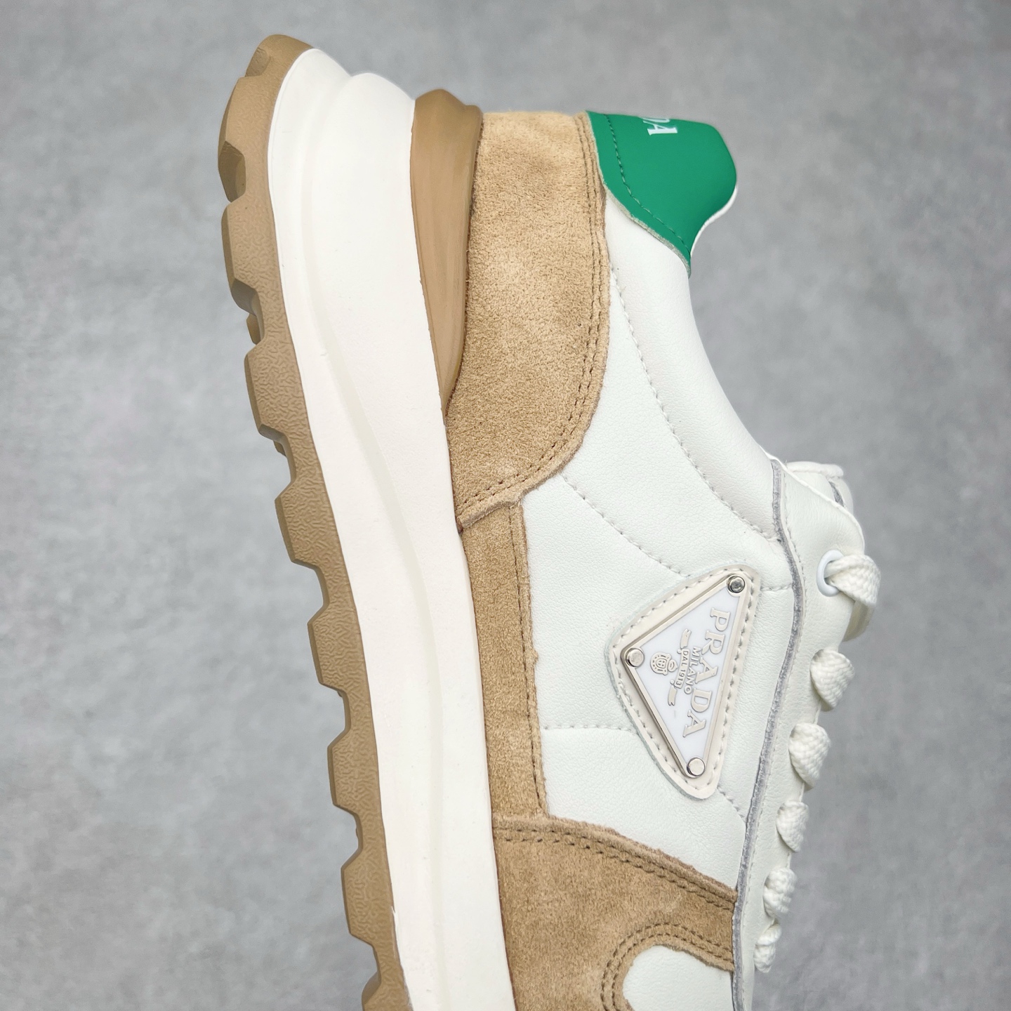 图片[6]-PRADA普拉达 厚底徽标系带运动休闲男鞋系列 广东大厂品质 专柜同步 大气个性更潮更抢眼更追求档次，它将颠覆旧念，与您共度时尚潮人必备! 面料采用原版进口小牛皮 牛皮内里垫脚 橡胶发泡大底 轻便防滑耐磨 脚感舒适 款式耐看做工精细 配以简洁利落的鞋楦 彰显男人的果敢和硬朗 尺码：39-44（皮鞋码）-选品中心