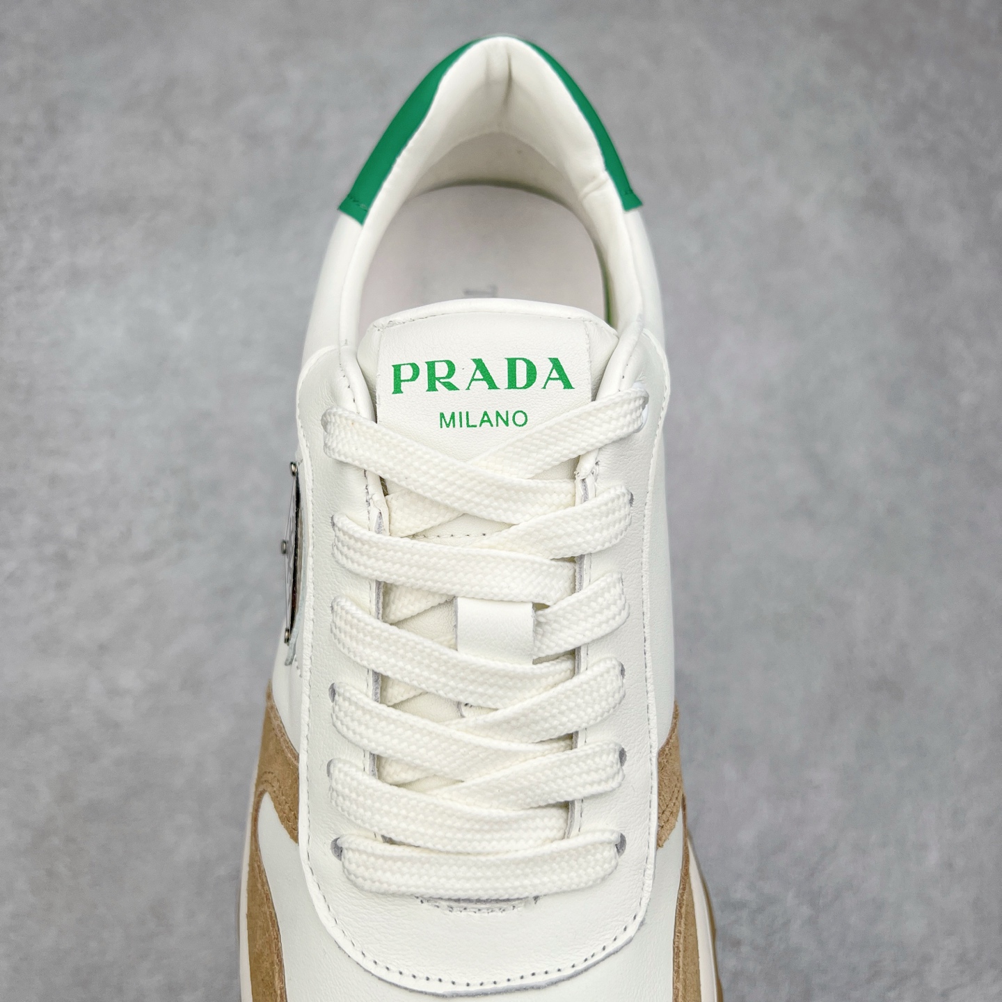 图片[5]-PRADA普拉达 厚底徽标系带运动休闲男鞋系列 广东大厂品质 专柜同步 大气个性更潮更抢眼更追求档次，它将颠覆旧念，与您共度时尚潮人必备! 面料采用原版进口小牛皮 牛皮内里垫脚 橡胶发泡大底 轻便防滑耐磨 脚感舒适 款式耐看做工精细 配以简洁利落的鞋楦 彰显男人的果敢和硬朗 尺码：39-44（皮鞋码）-选品中心