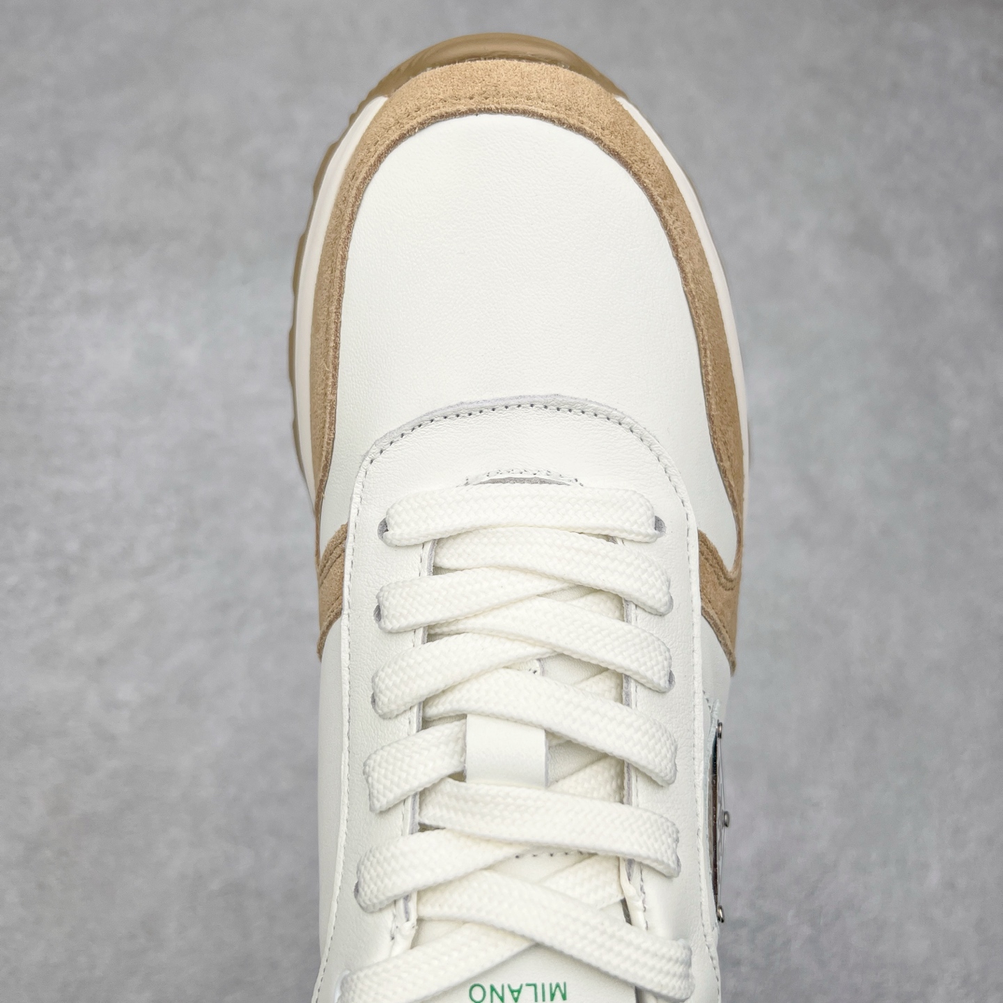 图片[4]-PRADA普拉达 厚底徽标系带运动休闲男鞋系列 广东大厂品质 专柜同步 大气个性更潮更抢眼更追求档次，它将颠覆旧念，与您共度时尚潮人必备! 面料采用原版进口小牛皮 牛皮内里垫脚 橡胶发泡大底 轻便防滑耐磨 脚感舒适 款式耐看做工精细 配以简洁利落的鞋楦 彰显男人的果敢和硬朗 尺码：39-44（皮鞋码）-选品中心