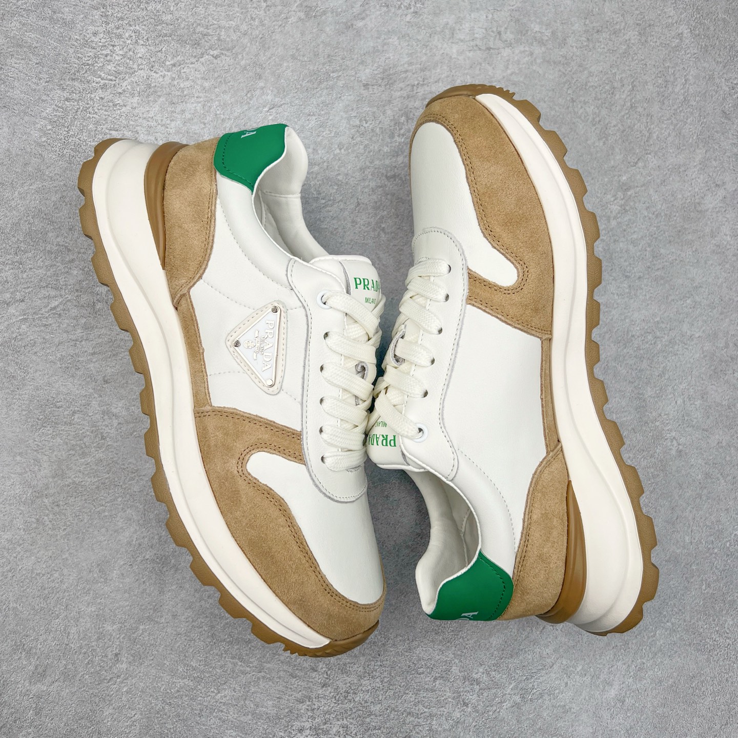 图片[3]-PRADA普拉达 厚底徽标系带运动休闲男鞋系列 广东大厂品质 专柜同步 大气个性更潮更抢眼更追求档次，它将颠覆旧念，与您共度时尚潮人必备! 面料采用原版进口小牛皮 牛皮内里垫脚 橡胶发泡大底 轻便防滑耐磨 脚感舒适 款式耐看做工精细 配以简洁利落的鞋楦 彰显男人的果敢和硬朗 尺码：39-44（皮鞋码）-选品中心