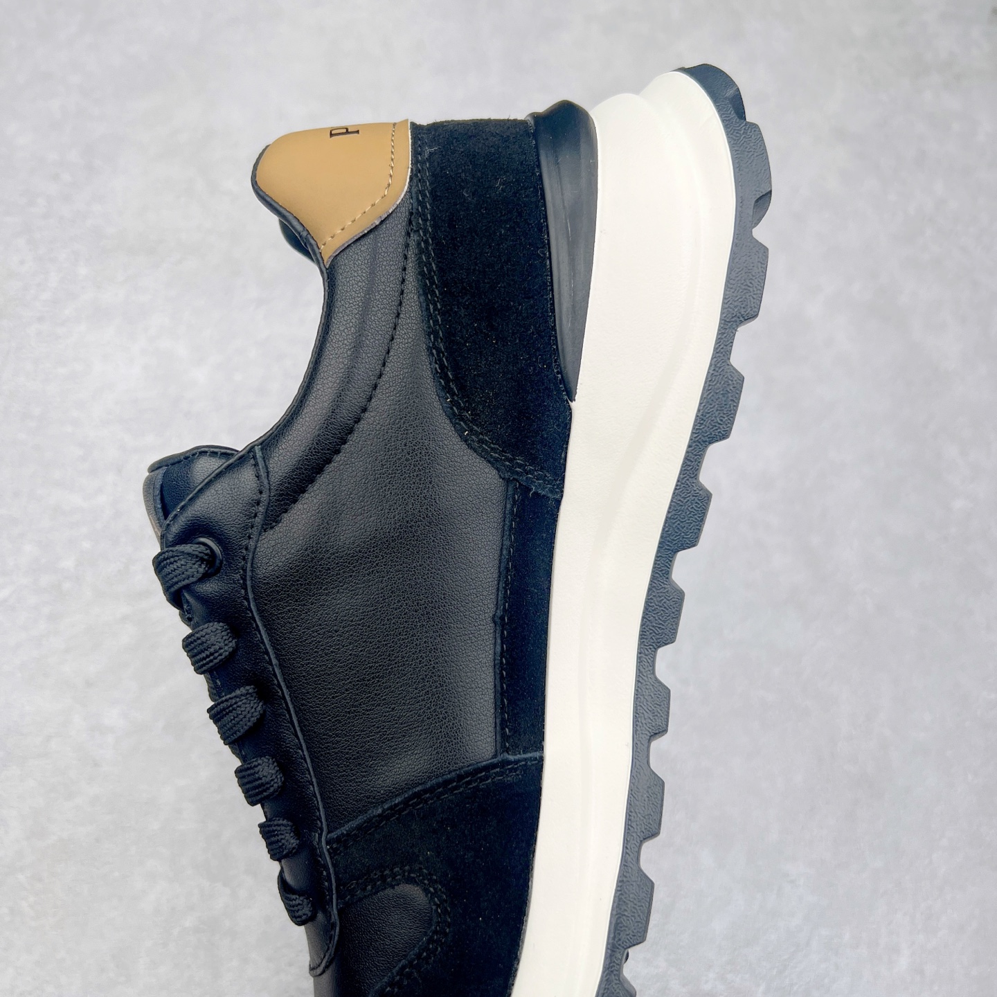 图片[7]-PRADA普拉达 厚底徽标系带运动休闲男鞋系列 广东大厂品质 专柜同步 大气个性更潮更抢眼更追求档次，它将颠覆旧念，与您共度时尚潮人必备! 面料采用原版进口小牛皮 牛皮内里垫脚 橡胶发泡大底 轻便防滑耐磨 脚感舒适 款式耐看做工精细 配以简洁利落的鞋楦 彰显男人的果敢和硬朗 尺码：39-44（皮鞋码）-选品中心