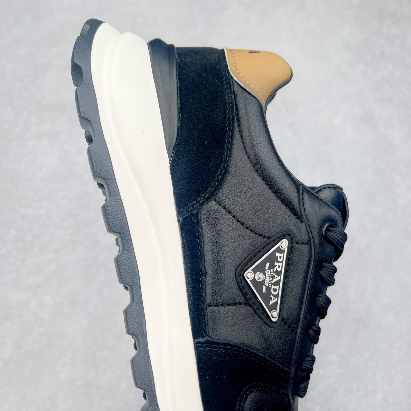 图片[6]-PRADA普拉达 厚底徽标系带运动休闲男鞋系列 广东大厂品质 专柜同步 大气个性更潮更抢眼更追求档次，它将颠覆旧念，与您共度时尚潮人必备! 面料采用原版进口小牛皮 牛皮内里垫脚 橡胶发泡大底 轻便防滑耐磨 脚感舒适 款式耐看做工精细 配以简洁利落的鞋楦 彰显男人的果敢和硬朗 尺码：39-44（皮鞋码）-选品中心