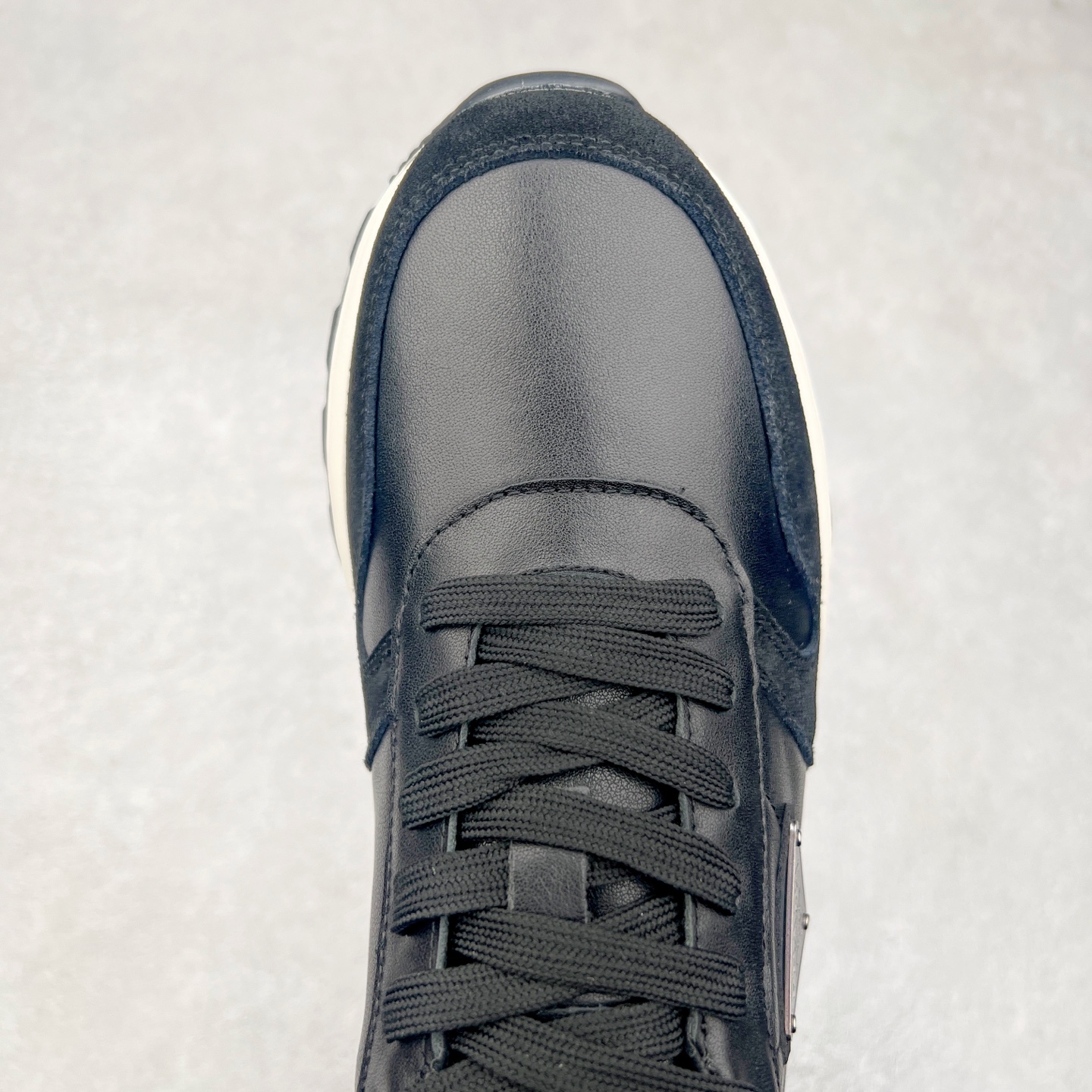 图片[4]-PRADA普拉达 厚底徽标系带运动休闲男鞋系列 广东大厂品质 专柜同步 大气个性更潮更抢眼更追求档次，它将颠覆旧念，与您共度时尚潮人必备! 面料采用原版进口小牛皮 牛皮内里垫脚 橡胶发泡大底 轻便防滑耐磨 脚感舒适 款式耐看做工精细 配以简洁利落的鞋楦 彰显男人的果敢和硬朗 尺码：39-44（皮鞋码）-选品中心