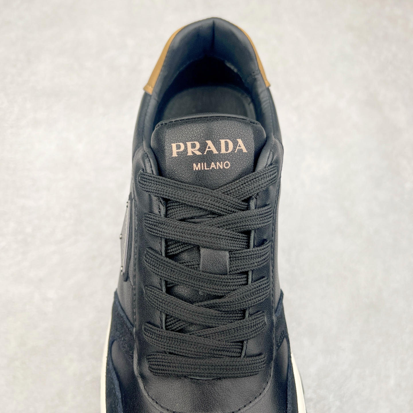 图片[5]-PRADA普拉达 厚底徽标系带运动休闲男鞋系列 广东大厂品质 专柜同步 大气个性更潮更抢眼更追求档次，它将颠覆旧念，与您共度时尚潮人必备! 面料采用原版进口小牛皮 牛皮内里垫脚 橡胶发泡大底 轻便防滑耐磨 脚感舒适 款式耐看做工精细 配以简洁利落的鞋楦 彰显男人的果敢和硬朗 尺码：39-44（皮鞋码）-选品中心