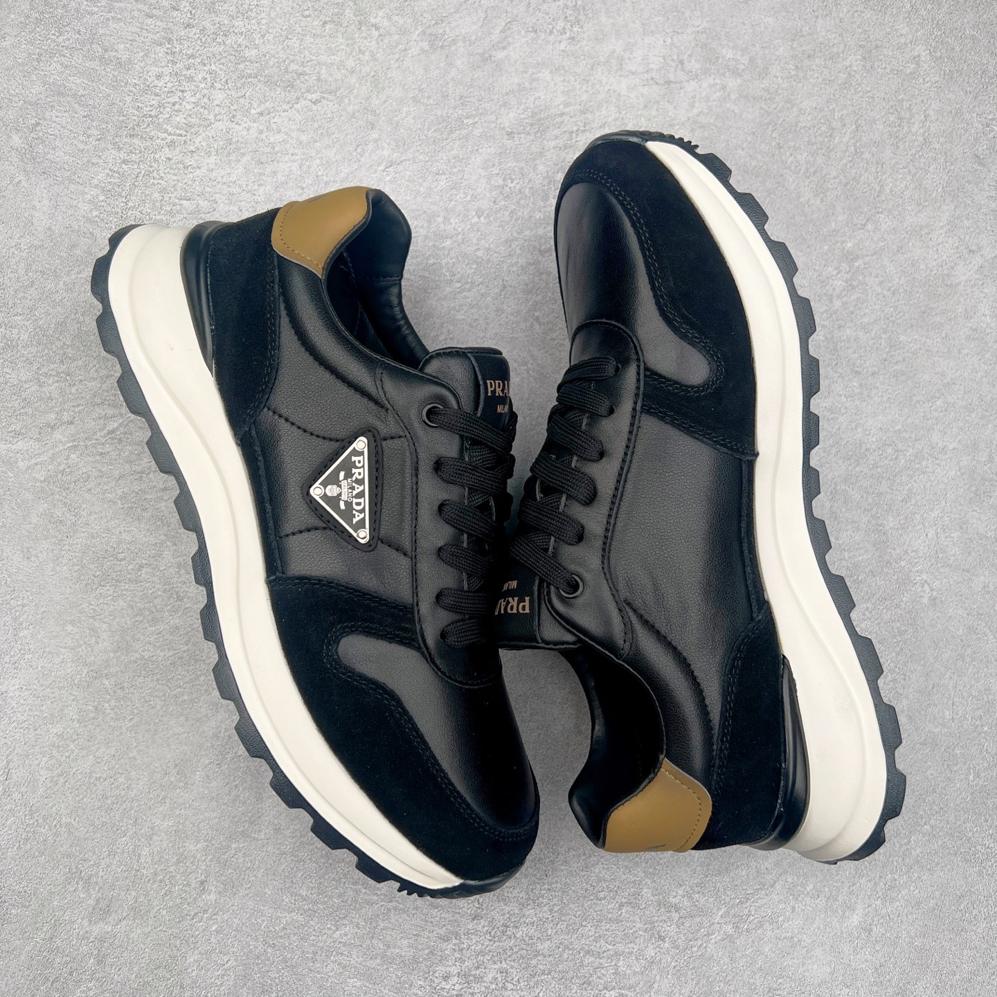 图片[3]-PRADA普拉达 厚底徽标系带运动休闲男鞋系列 广东大厂品质 专柜同步 大气个性更潮更抢眼更追求档次，它将颠覆旧念，与您共度时尚潮人必备! 面料采用原版进口小牛皮 牛皮内里垫脚 橡胶发泡大底 轻便防滑耐磨 脚感舒适 款式耐看做工精细 配以简洁利落的鞋楦 彰显男人的果敢和硬朗 尺码：39-44（皮鞋码）-选品中心