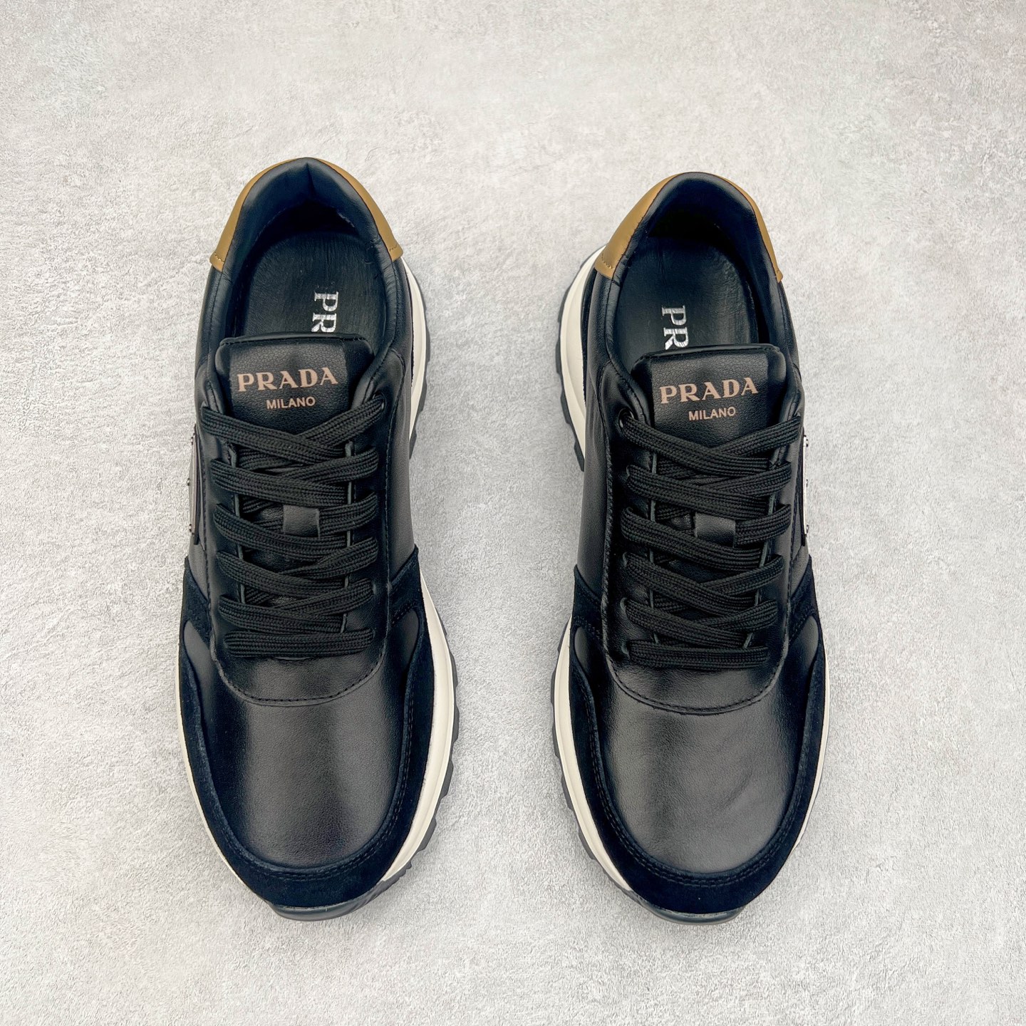 图片[2]-PRADA普拉达 厚底徽标系带运动休闲男鞋系列 广东大厂品质 专柜同步 大气个性更潮更抢眼更追求档次，它将颠覆旧念，与您共度时尚潮人必备! 面料采用原版进口小牛皮 牛皮内里垫脚 橡胶发泡大底 轻便防滑耐磨 脚感舒适 款式耐看做工精细 配以简洁利落的鞋楦 彰显男人的果敢和硬朗 尺码：39-44（皮鞋码）-选品中心