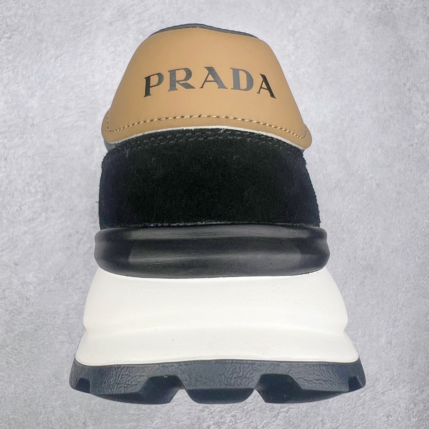 图片[8]-PRADA普拉达 厚底徽标系带运动休闲男鞋系列 广东大厂品质 专柜同步 大气个性更潮更抢眼更追求档次，它将颠覆旧念，与您共度时尚潮人必备! 面料采用原版进口小牛皮 牛皮内里垫脚 橡胶发泡大底 轻便防滑耐磨 脚感舒适 款式耐看做工精细 配以简洁利落的鞋楦 彰显男人的果敢和硬朗 尺码：39-44（皮鞋码）-选品中心