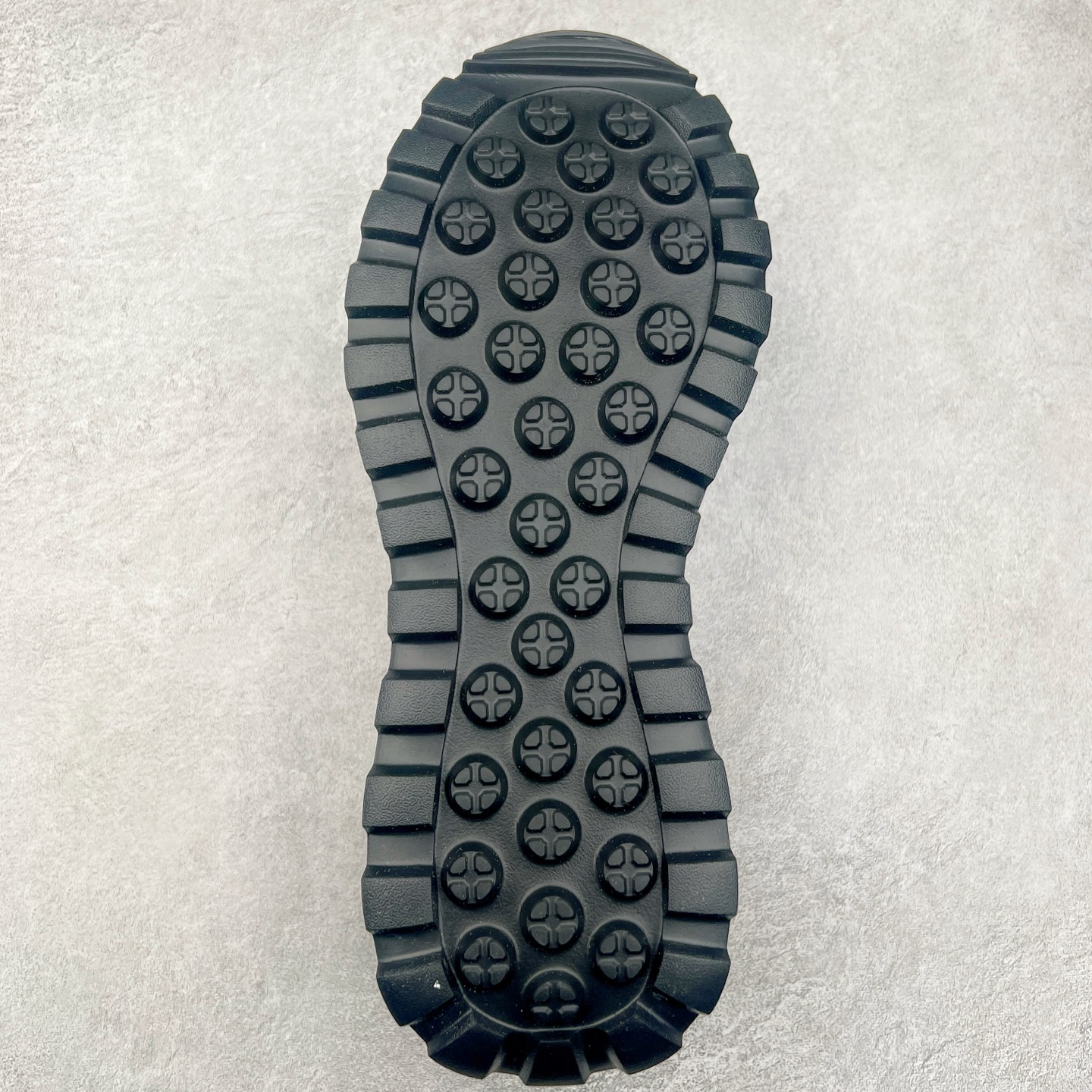 图片[9]-PRADA普拉达 厚底徽标系带运动休闲男鞋系列 广东大厂品质 专柜同步 大气个性更潮更抢眼更追求档次，它将颠覆旧念，与您共度时尚潮人必备! 面料采用原版进口小牛皮 牛皮内里垫脚 橡胶发泡大底 轻便防滑耐磨 脚感舒适 款式耐看做工精细 配以简洁利落的鞋楦 彰显男人的果敢和硬朗 尺码：39-44（皮鞋码）-选品中心