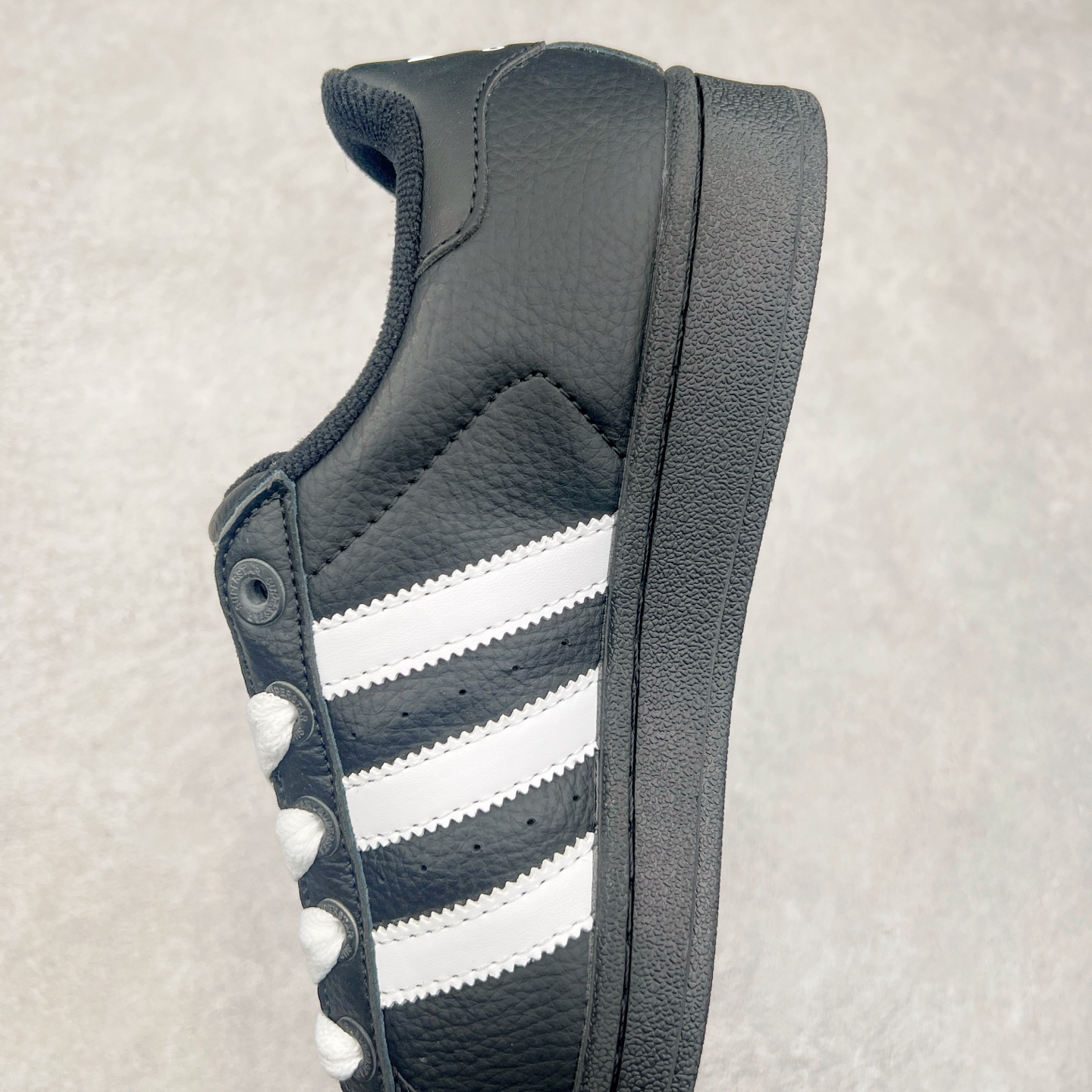 图片[7]-AD Originals Superstar 经典复古贝壳头板鞋 JI3538 诞生于1969年 是第一双将全皮面鞋 身与橡胶鞋头结合在一起的低帮篮球鞋 Superstar最开始 是作为高帮篮球鞋Pro Model的低帮版本而出现的 但因为其独特和醒目的橡胶鞋头造型而让大家熟知 被大家形象地称为\\\”shelltoe\\\”贝壳头 在70年代的美国职业篮球场上 接近3/4的NBA球员都将这双Superstar作为场上用鞋 80年代之后 经过不断的改良和发展 Superstar逐渐成为横跨时装、音乐、街头文化、休闲和运动等各大领域的时尚潮鞋 尺码：36 36.5 37 38 38.5 39 40 40.5 41 42 42.5 43 44 44.5 45-选品中心