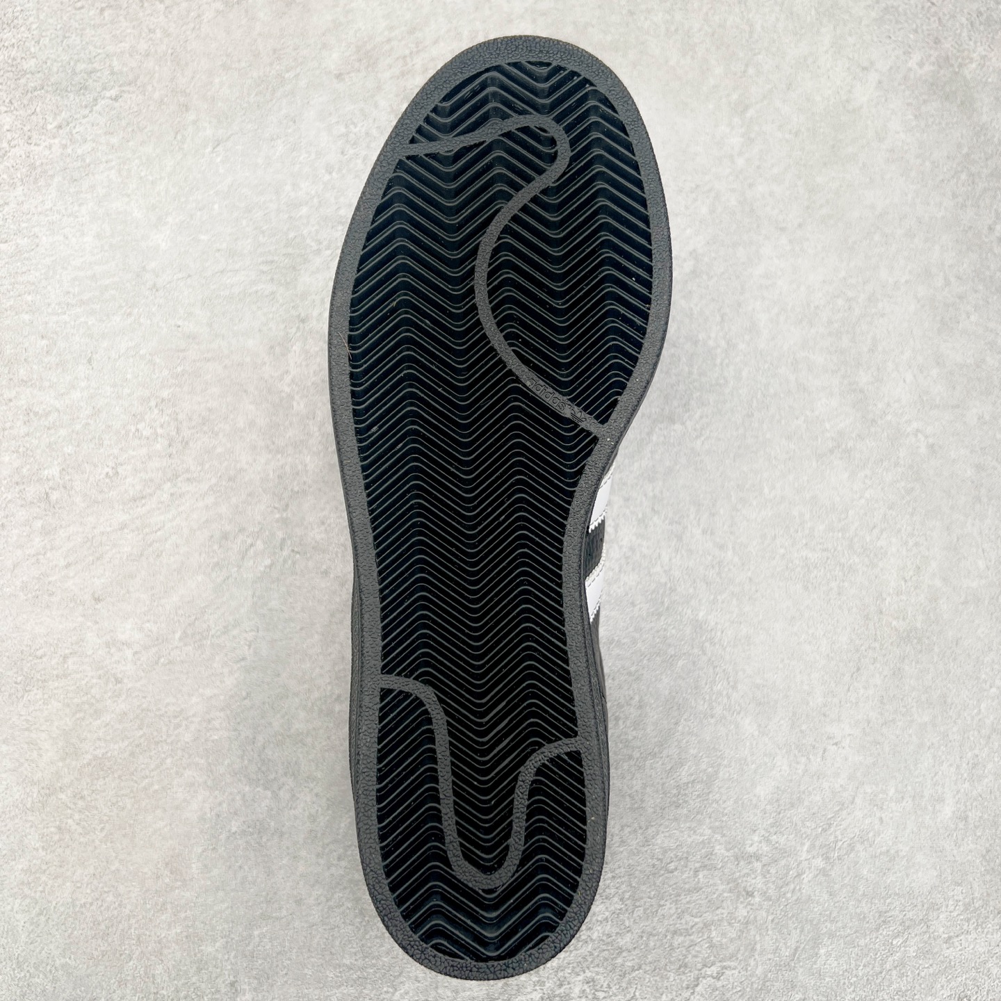 图片[9]-AD Originals Superstar 经典复古贝壳头板鞋 JI3538 诞生于1969年 是第一双将全皮面鞋 身与橡胶鞋头结合在一起的低帮篮球鞋 Superstar最开始 是作为高帮篮球鞋Pro Model的低帮版本而出现的 但因为其独特和醒目的橡胶鞋头造型而让大家熟知 被大家形象地称为\\\”shelltoe\\\”贝壳头 在70年代的美国职业篮球场上 接近3/4的NBA球员都将这双Superstar作为场上用鞋 80年代之后 经过不断的改良和发展 Superstar逐渐成为横跨时装、音乐、街头文化、休闲和运动等各大领域的时尚潮鞋 尺码：36 36.5 37 38 38.5 39 40 40.5 41 42 42.5 43 44 44.5 45-选品中心