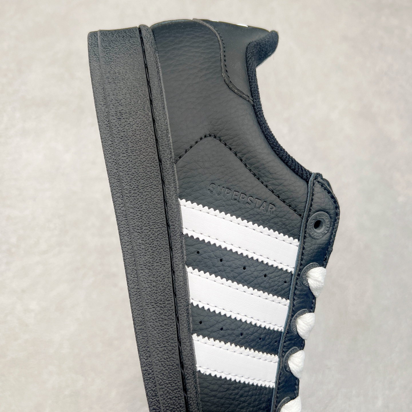 图片[6]-AD Originals Superstar 经典复古贝壳头板鞋 JI3538 诞生于1969年 是第一双将全皮面鞋 身与橡胶鞋头结合在一起的低帮篮球鞋 Superstar最开始 是作为高帮篮球鞋Pro Model的低帮版本而出现的 但因为其独特和醒目的橡胶鞋头造型而让大家熟知 被大家形象地称为\\\”shelltoe\\\”贝壳头 在70年代的美国职业篮球场上 接近3/4的NBA球员都将这双Superstar作为场上用鞋 80年代之后 经过不断的改良和发展 Superstar逐渐成为横跨时装、音乐、街头文化、休闲和运动等各大领域的时尚潮鞋 尺码：36 36.5 37 38 38.5 39 40 40.5 41 42 42.5 43 44 44.5 45-选品中心