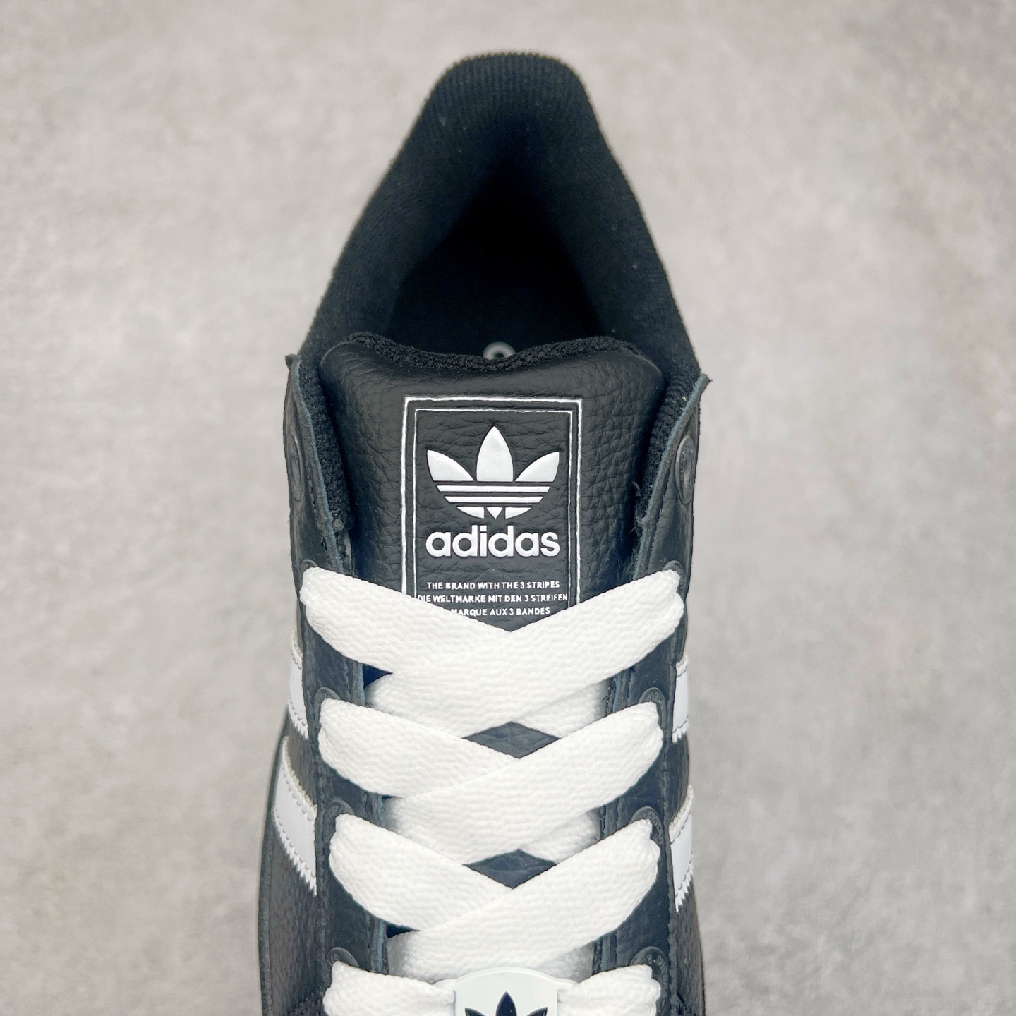 图片[5]-AD Originals Superstar 经典复古贝壳头板鞋 JI3538 诞生于1969年 是第一双将全皮面鞋 身与橡胶鞋头结合在一起的低帮篮球鞋 Superstar最开始 是作为高帮篮球鞋Pro Model的低帮版本而出现的 但因为其独特和醒目的橡胶鞋头造型而让大家熟知 被大家形象地称为\\\”shelltoe\\\”贝壳头 在70年代的美国职业篮球场上 接近3/4的NBA球员都将这双Superstar作为场上用鞋 80年代之后 经过不断的改良和发展 Superstar逐渐成为横跨时装、音乐、街头文化、休闲和运动等各大领域的时尚潮鞋 尺码：36 36.5 37 38 38.5 39 40 40.5 41 42 42.5 43 44 44.5 45-选品中心