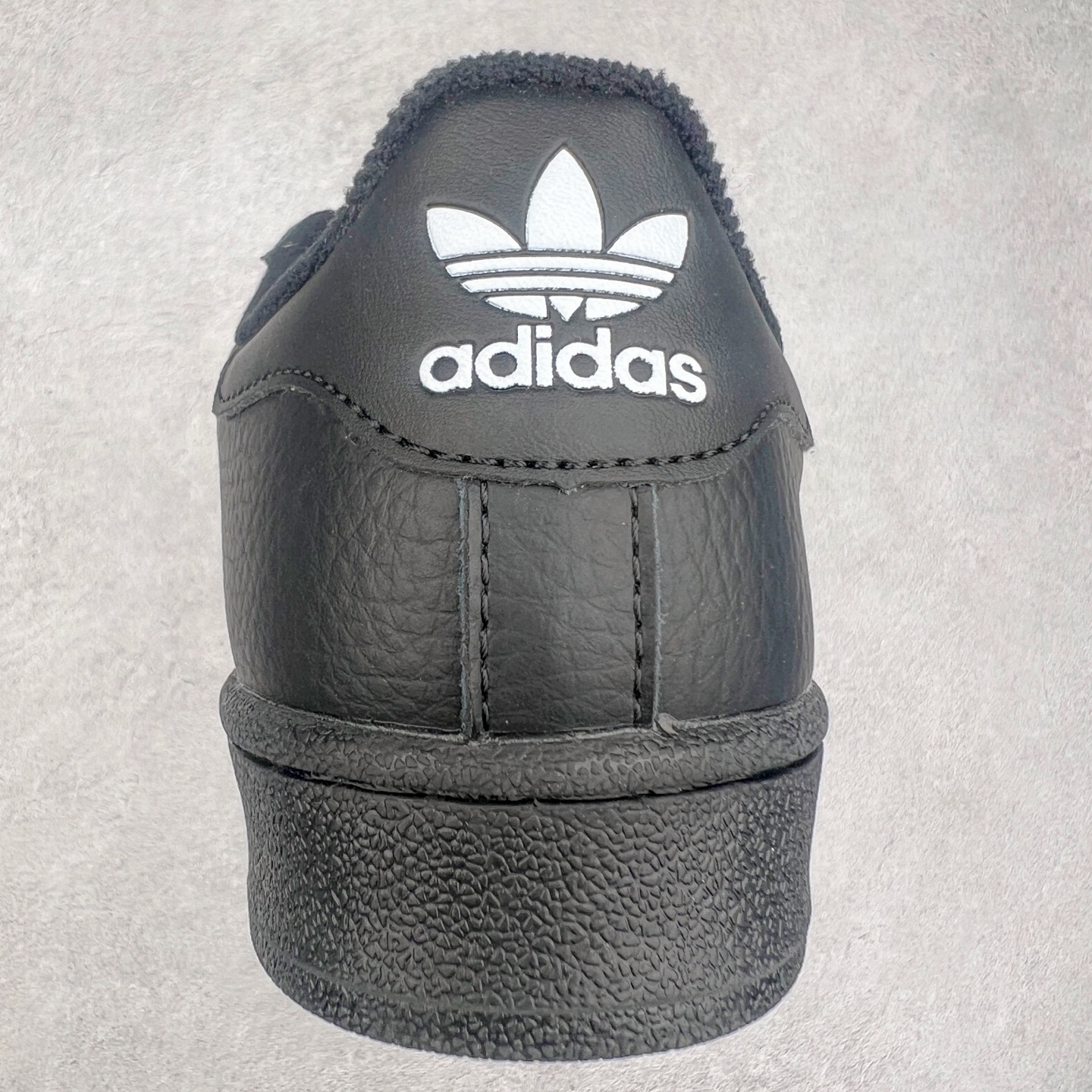 图片[8]-AD Originals Superstar 经典复古贝壳头板鞋 JI3538 诞生于1969年 是第一双将全皮面鞋 身与橡胶鞋头结合在一起的低帮篮球鞋 Superstar最开始 是作为高帮篮球鞋Pro Model的低帮版本而出现的 但因为其独特和醒目的橡胶鞋头造型而让大家熟知 被大家形象地称为\\\”shelltoe\\\”贝壳头 在70年代的美国职业篮球场上 接近3/4的NBA球员都将这双Superstar作为场上用鞋 80年代之后 经过不断的改良和发展 Superstar逐渐成为横跨时装、音乐、街头文化、休闲和运动等各大领域的时尚潮鞋 尺码：36 36.5 37 38 38.5 39 40 40.5 41 42 42.5 43 44 44.5 45-选品中心