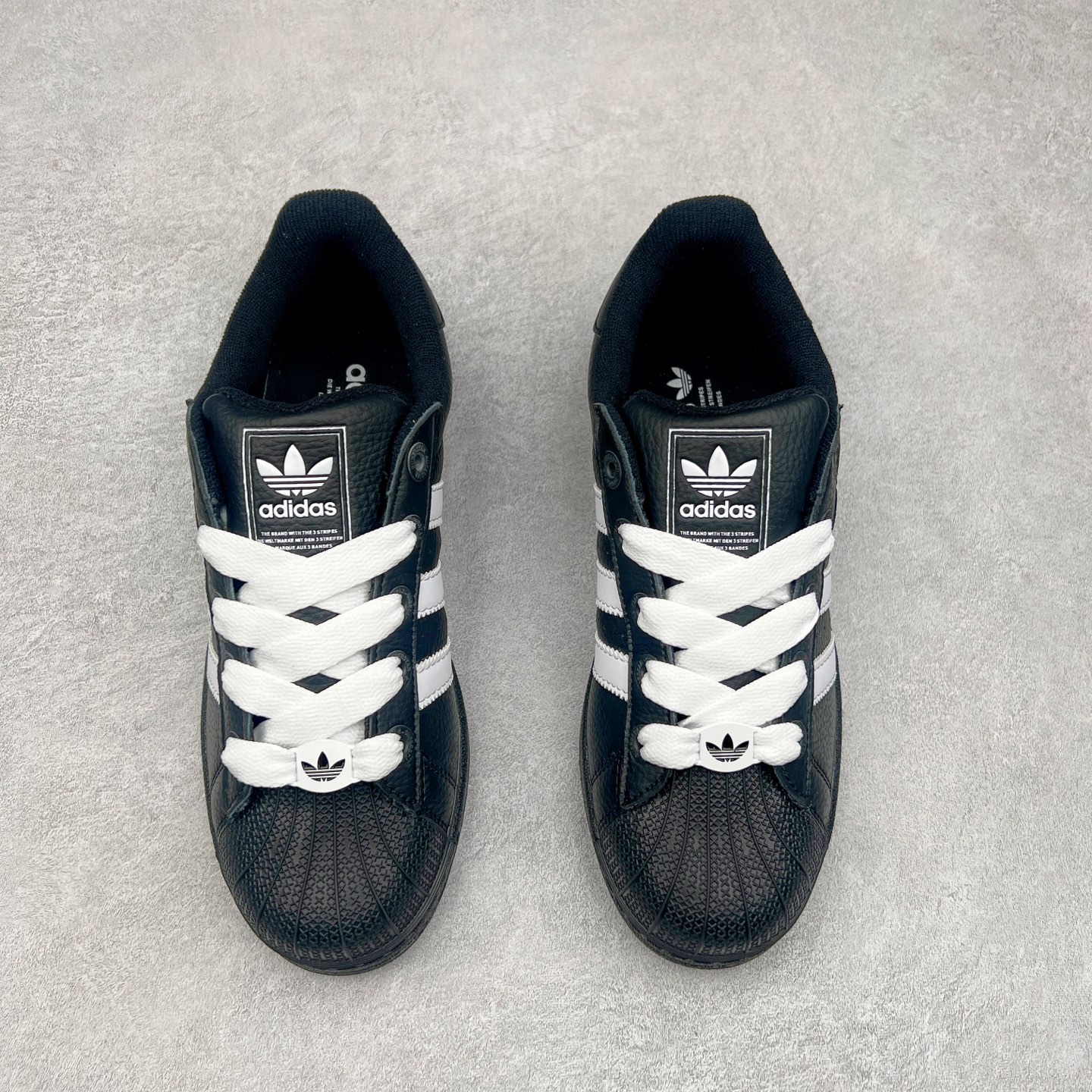 图片[2]-AD Originals Superstar 经典复古贝壳头板鞋 JI3538 诞生于1969年 是第一双将全皮面鞋 身与橡胶鞋头结合在一起的低帮篮球鞋 Superstar最开始 是作为高帮篮球鞋Pro Model的低帮版本而出现的 但因为其独特和醒目的橡胶鞋头造型而让大家熟知 被大家形象地称为\\\”shelltoe\\\”贝壳头 在70年代的美国职业篮球场上 接近3/4的NBA球员都将这双Superstar作为场上用鞋 80年代之后 经过不断的改良和发展 Superstar逐渐成为横跨时装、音乐、街头文化、休闲和运动等各大领域的时尚潮鞋 尺码：36 36.5 37 38 38.5 39 40 40.5 41 42 42.5 43 44 44.5 45-选品中心