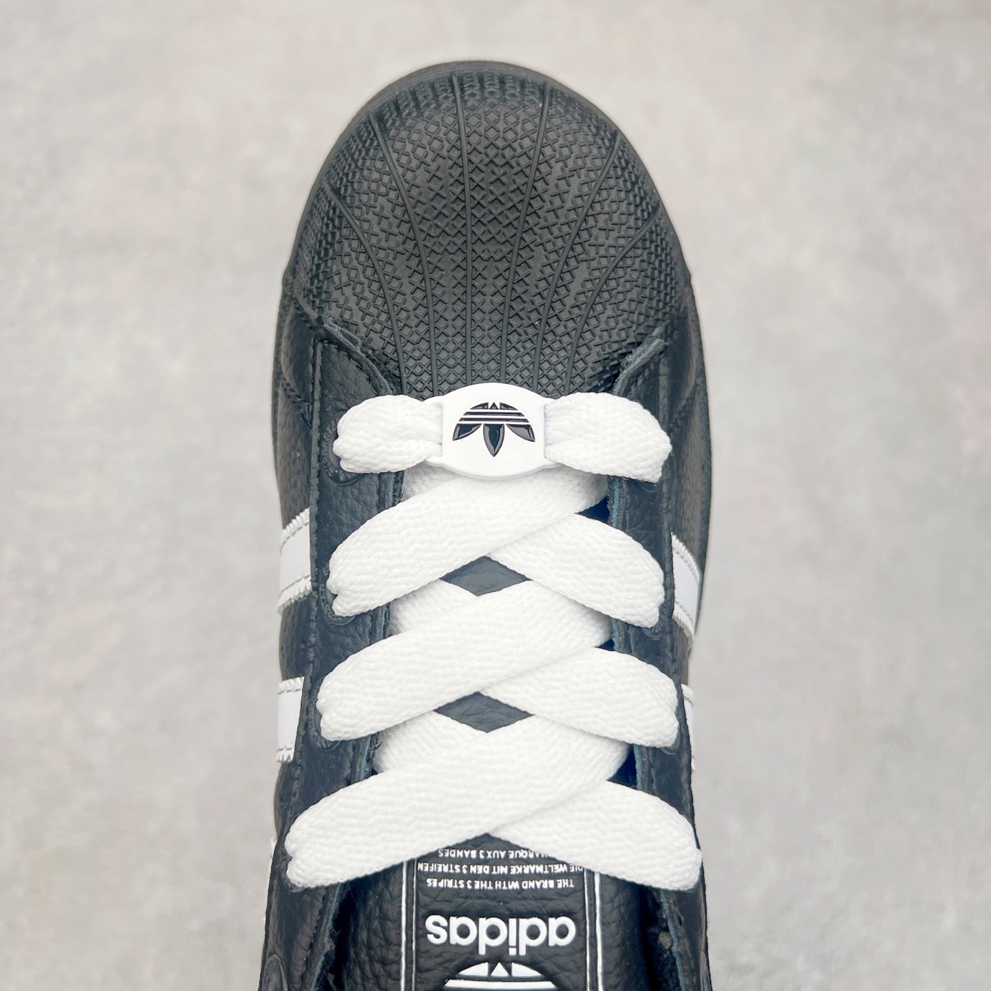 图片[4]-AD Originals Superstar 经典复古贝壳头板鞋 JI3538 诞生于1969年 是第一双将全皮面鞋 身与橡胶鞋头结合在一起的低帮篮球鞋 Superstar最开始 是作为高帮篮球鞋Pro Model的低帮版本而出现的 但因为其独特和醒目的橡胶鞋头造型而让大家熟知 被大家形象地称为\\\”shelltoe\\\”贝壳头 在70年代的美国职业篮球场上 接近3/4的NBA球员都将这双Superstar作为场上用鞋 80年代之后 经过不断的改良和发展 Superstar逐渐成为横跨时装、音乐、街头文化、休闲和运动等各大领域的时尚潮鞋 尺码：36 36.5 37 38 38.5 39 40 40.5 41 42 42.5 43 44 44.5 45-选品中心