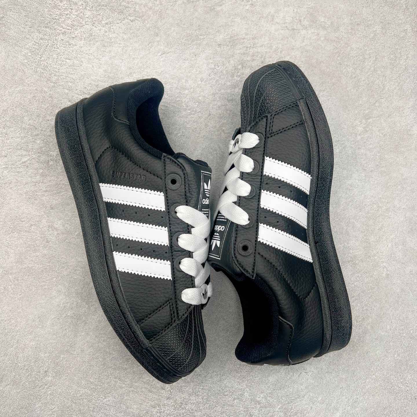 图片[3]-AD Originals Superstar 经典复古贝壳头板鞋 JI3538 诞生于1969年 是第一双将全皮面鞋 身与橡胶鞋头结合在一起的低帮篮球鞋 Superstar最开始 是作为高帮篮球鞋Pro Model的低帮版本而出现的 但因为其独特和醒目的橡胶鞋头造型而让大家熟知 被大家形象地称为\\\”shelltoe\\\”贝壳头 在70年代的美国职业篮球场上 接近3/4的NBA球员都将这双Superstar作为场上用鞋 80年代之后 经过不断的改良和发展 Superstar逐渐成为横跨时装、音乐、街头文化、休闲和运动等各大领域的时尚潮鞋 尺码：36 36.5 37 38 38.5 39 40 40.5 41 42 42.5 43 44 44.5 45-选品中心