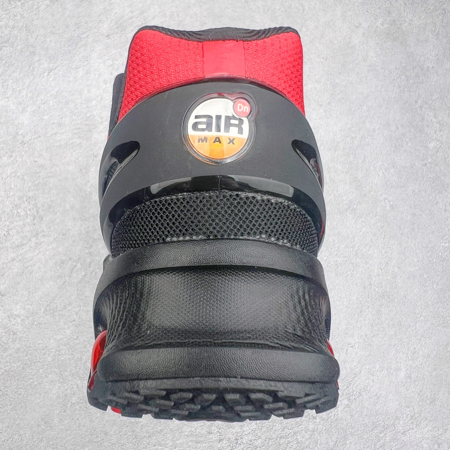 图片[8]-NK Air Max DN8 全掌科技气垫缓震运动跑鞋 FQ7860-032 DN8的核心亮点在于其八腔气垫结构 根据不同部位设定的气压值专为行走设计 提供卓越的舒适感 鞋面的设计让人联想到上世纪90年代末至2000年代初的多款Air Max 中底上系列圆形孔洞引发了热议 不少人将其与竞争品牌的缓震技术进行比较 例如K-SWISS 2010年代初推出的Tubes技 及以多孔鞋底闻名的品牌 尺码：36 36.5 37.5 38 38.5 39 40 40.5 41 42 42.5 43 44 44.5 45-选品中心