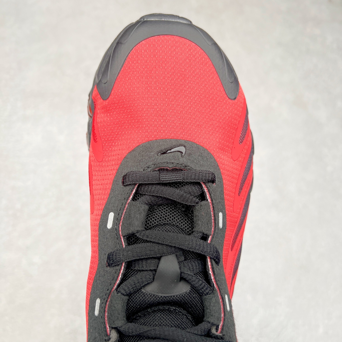 图片[4]-NK Air Max DN8 全掌科技气垫缓震运动跑鞋 FQ7860-032 DN8的核心亮点在于其八腔气垫结构 根据不同部位设定的气压值专为行走设计 提供卓越的舒适感 鞋面的设计让人联想到上世纪90年代末至2000年代初的多款Air Max 中底上系列圆形孔洞引发了热议 不少人将其与竞争品牌的缓震技术进行比较 例如K-SWISS 2010年代初推出的Tubes技 及以多孔鞋底闻名的品牌 尺码：36 36.5 37.5 38 38.5 39 40 40.5 41 42 42.5 43 44 44.5 45-选品中心