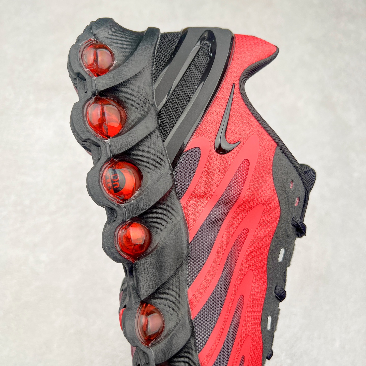 图片[6]-NK Air Max DN8 全掌科技气垫缓震运动跑鞋 FQ7860-032 DN8的核心亮点在于其八腔气垫结构 根据不同部位设定的气压值专为行走设计 提供卓越的舒适感 鞋面的设计让人联想到上世纪90年代末至2000年代初的多款Air Max 中底上系列圆形孔洞引发了热议 不少人将其与竞争品牌的缓震技术进行比较 例如K-SWISS 2010年代初推出的Tubes技 及以多孔鞋底闻名的品牌 尺码：36 36.5 37.5 38 38.5 39 40 40.5 41 42 42.5 43 44 44.5 45-选品中心