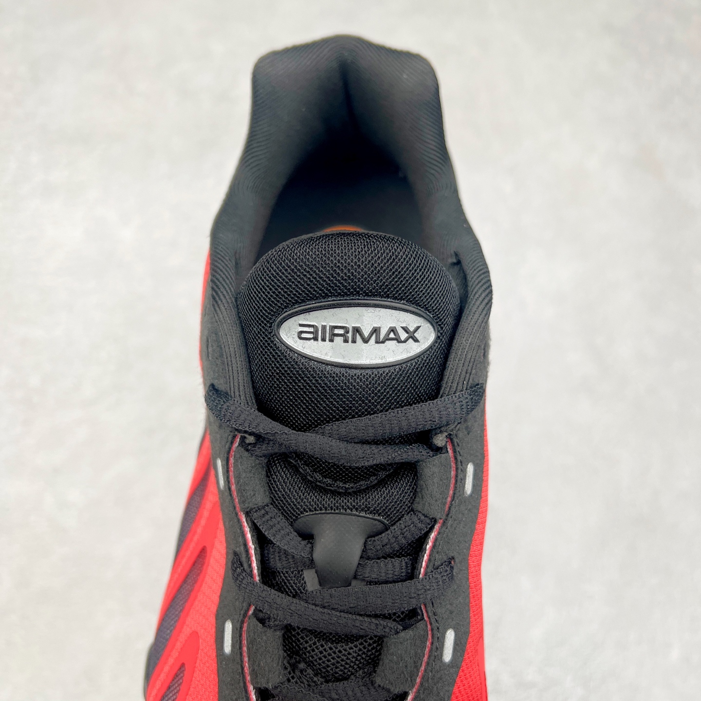 图片[5]-NK Air Max DN8 全掌科技气垫缓震运动跑鞋 FQ7860-032 DN8的核心亮点在于其八腔气垫结构 根据不同部位设定的气压值专为行走设计 提供卓越的舒适感 鞋面的设计让人联想到上世纪90年代末至2000年代初的多款Air Max 中底上系列圆形孔洞引发了热议 不少人将其与竞争品牌的缓震技术进行比较 例如K-SWISS 2010年代初推出的Tubes技 及以多孔鞋底闻名的品牌 尺码：36 36.5 37.5 38 38.5 39 40 40.5 41 42 42.5 43 44 44.5 45-选品中心