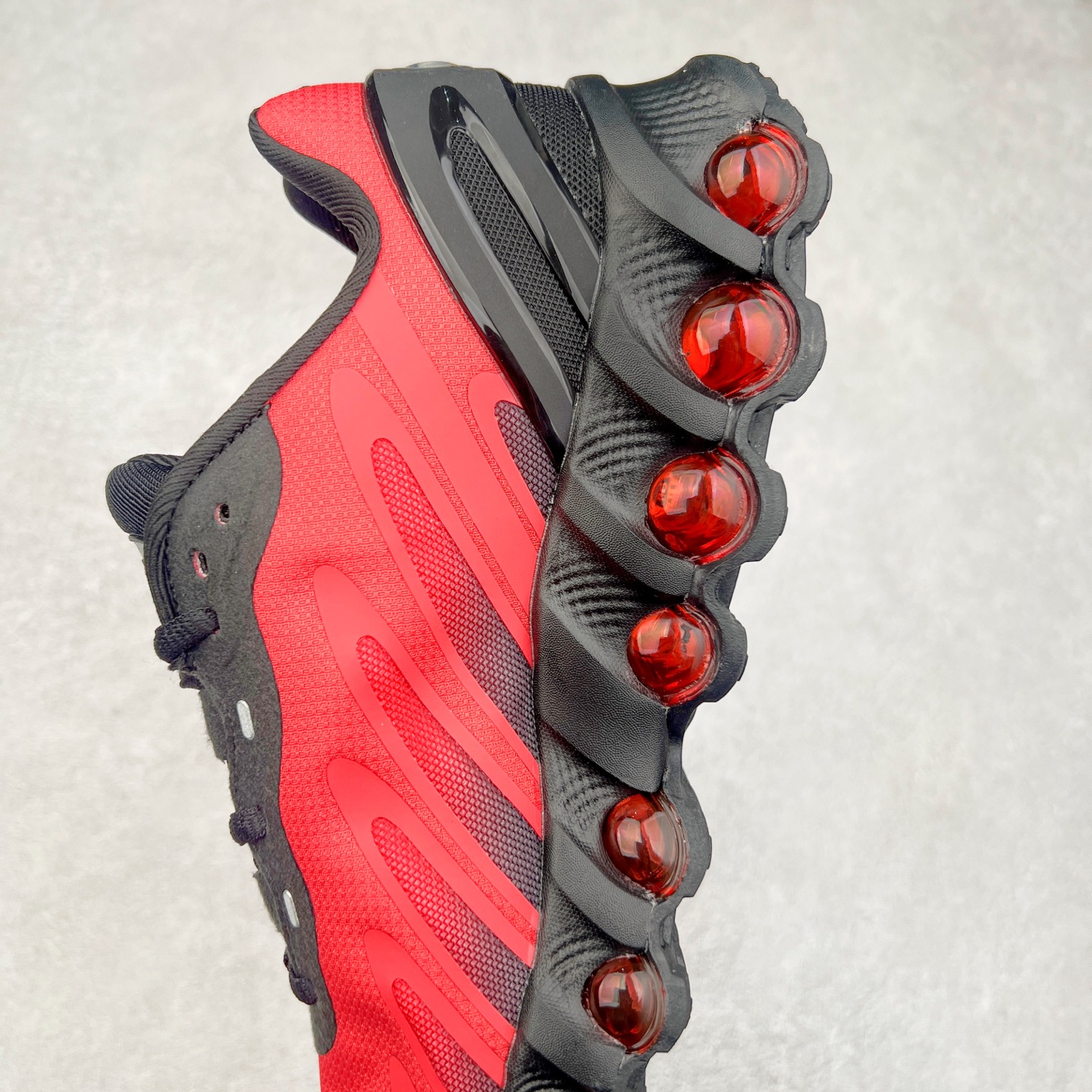 图片[7]-NK Air Max DN8 全掌科技气垫缓震运动跑鞋 FQ7860-032 DN8的核心亮点在于其八腔气垫结构 根据不同部位设定的气压值专为行走设计 提供卓越的舒适感 鞋面的设计让人联想到上世纪90年代末至2000年代初的多款Air Max 中底上系列圆形孔洞引发了热议 不少人将其与竞争品牌的缓震技术进行比较 例如K-SWISS 2010年代初推出的Tubes技 及以多孔鞋底闻名的品牌 尺码：36 36.5 37.5 38 38.5 39 40 40.5 41 42 42.5 43 44 44.5 45-选品中心