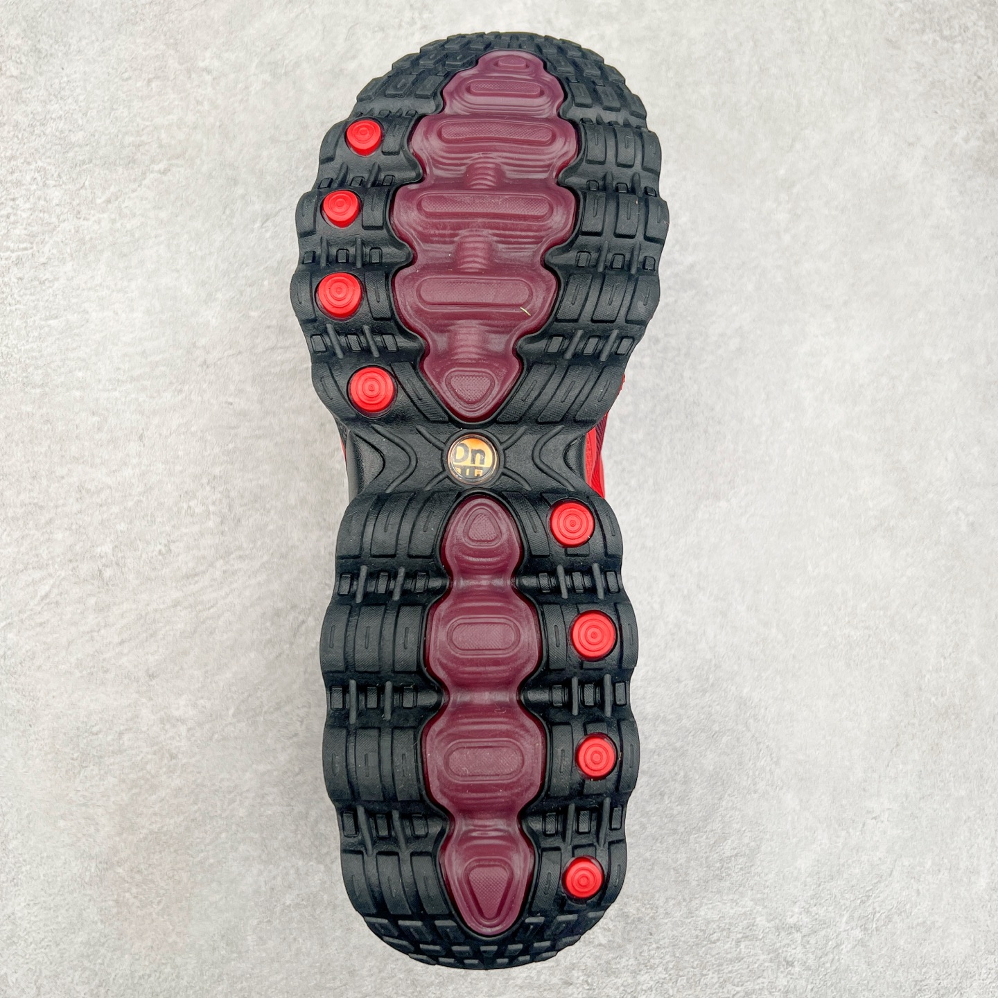 图片[9]-NK Air Max DN8 全掌科技气垫缓震运动跑鞋 FQ7860-032 DN8的核心亮点在于其八腔气垫结构 根据不同部位设定的气压值专为行走设计 提供卓越的舒适感 鞋面的设计让人联想到上世纪90年代末至2000年代初的多款Air Max 中底上系列圆形孔洞引发了热议 不少人将其与竞争品牌的缓震技术进行比较 例如K-SWISS 2010年代初推出的Tubes技 及以多孔鞋底闻名的品牌 尺码：36 36.5 37.5 38 38.5 39 40 40.5 41 42 42.5 43 44 44.5 45-选品中心