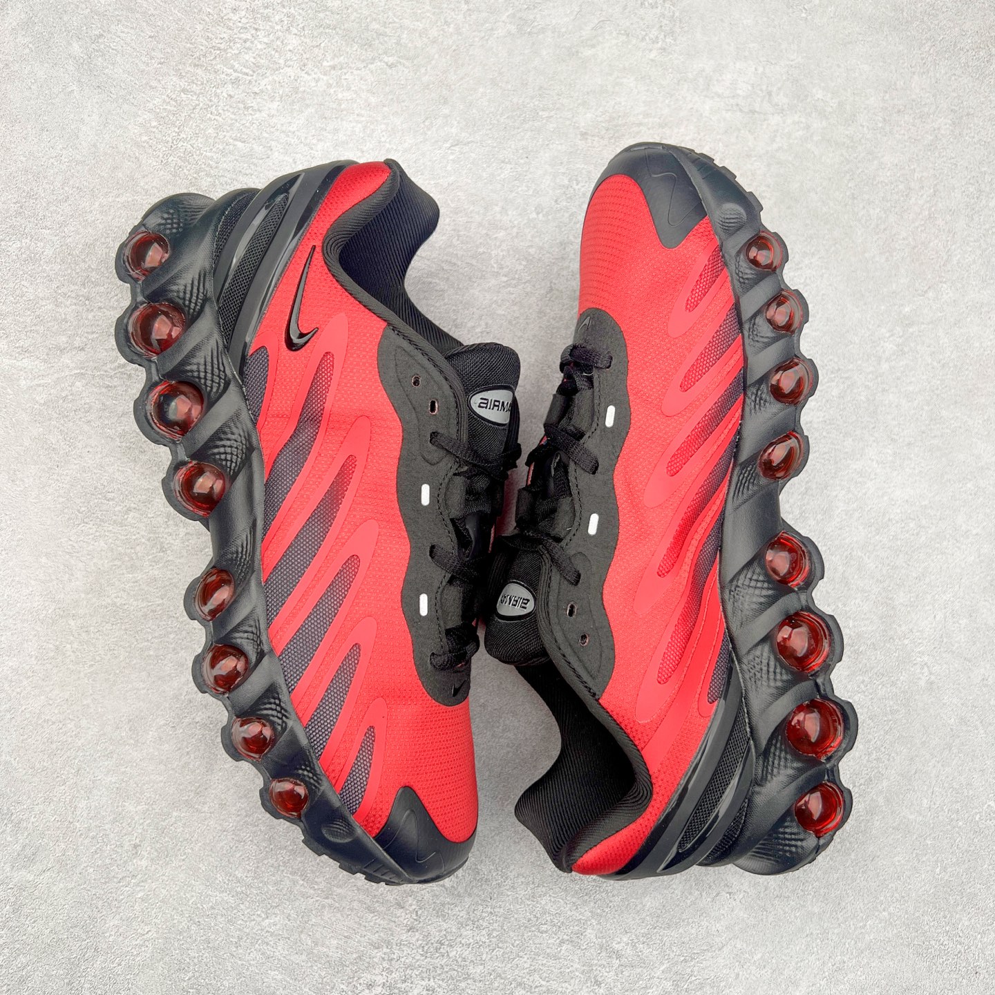 图片[3]-NK Air Max DN8 全掌科技气垫缓震运动跑鞋 FQ7860-032 DN8的核心亮点在于其八腔气垫结构 根据不同部位设定的气压值专为行走设计 提供卓越的舒适感 鞋面的设计让人联想到上世纪90年代末至2000年代初的多款Air Max 中底上系列圆形孔洞引发了热议 不少人将其与竞争品牌的缓震技术进行比较 例如K-SWISS 2010年代初推出的Tubes技 及以多孔鞋底闻名的品牌 尺码：36 36.5 37.5 38 38.5 39 40 40.5 41 42 42.5 43 44 44.5 45-选品中心