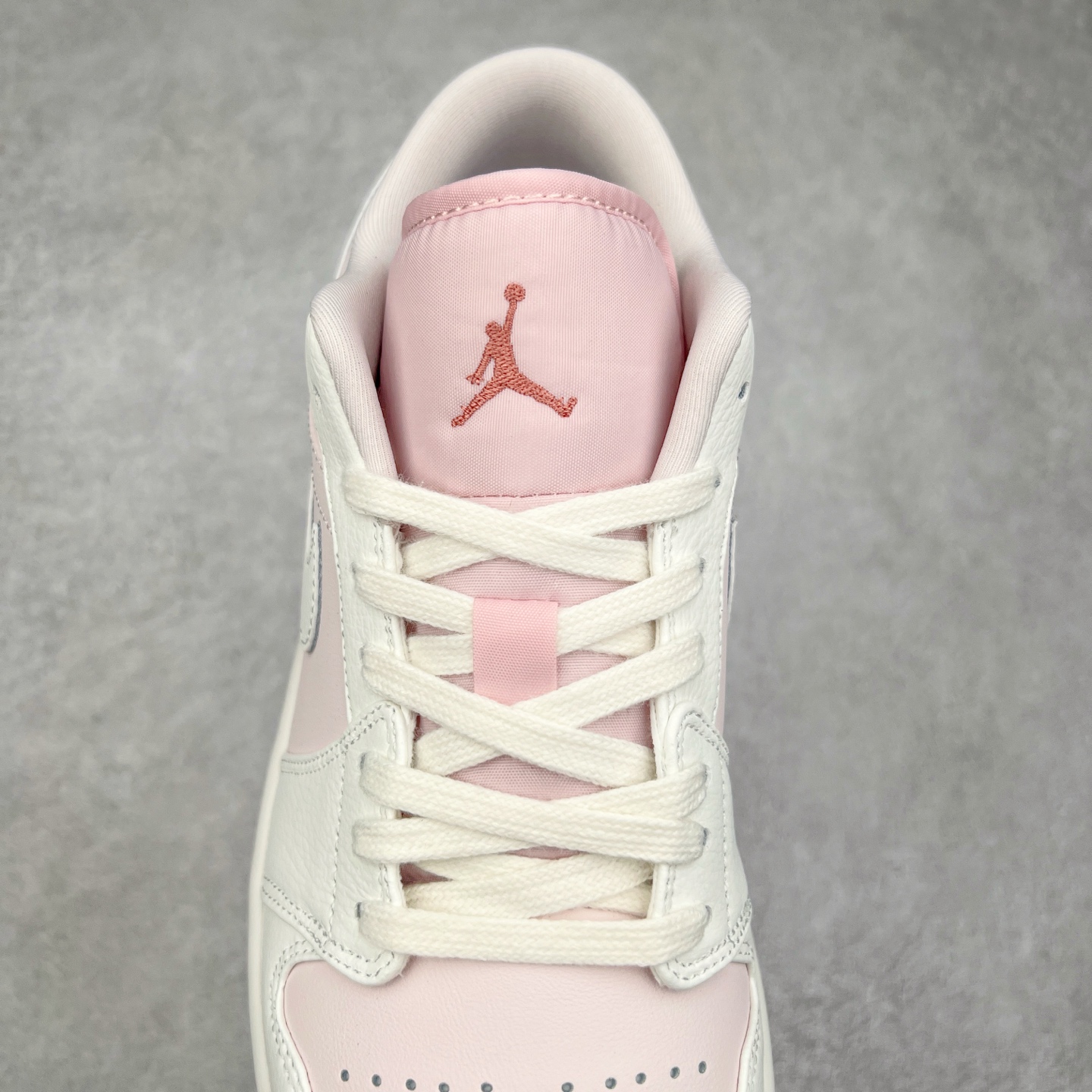 图片[5]-＃K版 Air Jordan AJ1 Low 低帮 白浅粉 IH0823-611 全新流水线出品 DT版本唯一平替选择 市场第二梯队最强版 全部原鞋开发 原楦原纸板开发 全鞋电脑针车 原厂内置全掌气垫 原盒内在原标 唯一Zp原版鞋带绑法 免检产品 全新2022版型 全头层皮料 完美零毛边处理 原厂配置全掌气垫 价格定位良心 几十个配色陆续出货 尺码：36 36.5 37.5 38 38.5 39 40 40.5 41 42 42.5 43 44 44.5 45 46 47.5-选品中心