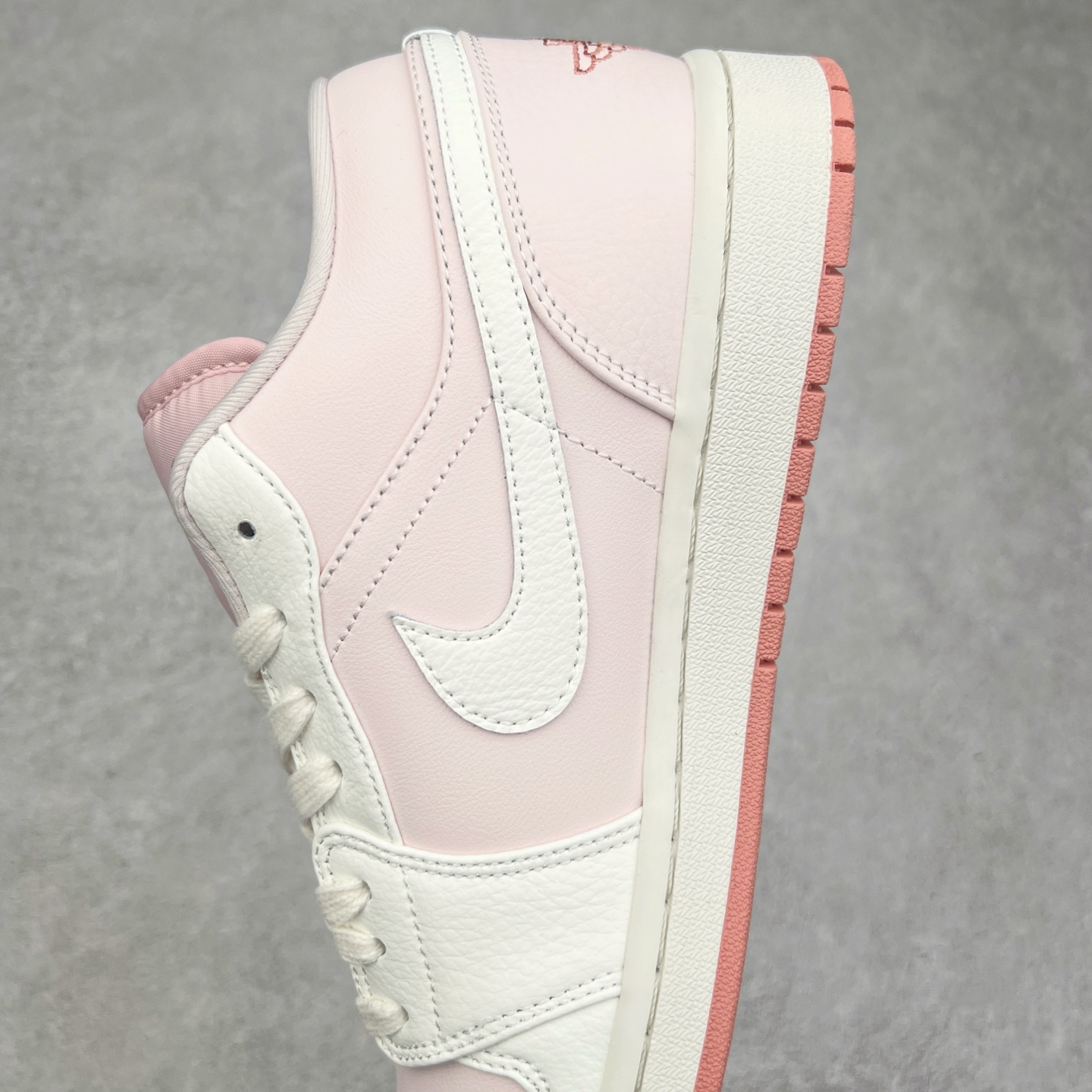 图片[7]-＃K版 Air Jordan AJ1 Low 低帮 白浅粉 IH0823-611 全新流水线出品 DT版本唯一平替选择 市场第二梯队最强版 全部原鞋开发 原楦原纸板开发 全鞋电脑针车 原厂内置全掌气垫 原盒内在原标 唯一Zp原版鞋带绑法 免检产品 全新2022版型 全头层皮料 完美零毛边处理 原厂配置全掌气垫 价格定位良心 几十个配色陆续出货 尺码：36 36.5 37.5 38 38.5 39 40 40.5 41 42 42.5 43 44 44.5 45 46 47.5-选品中心