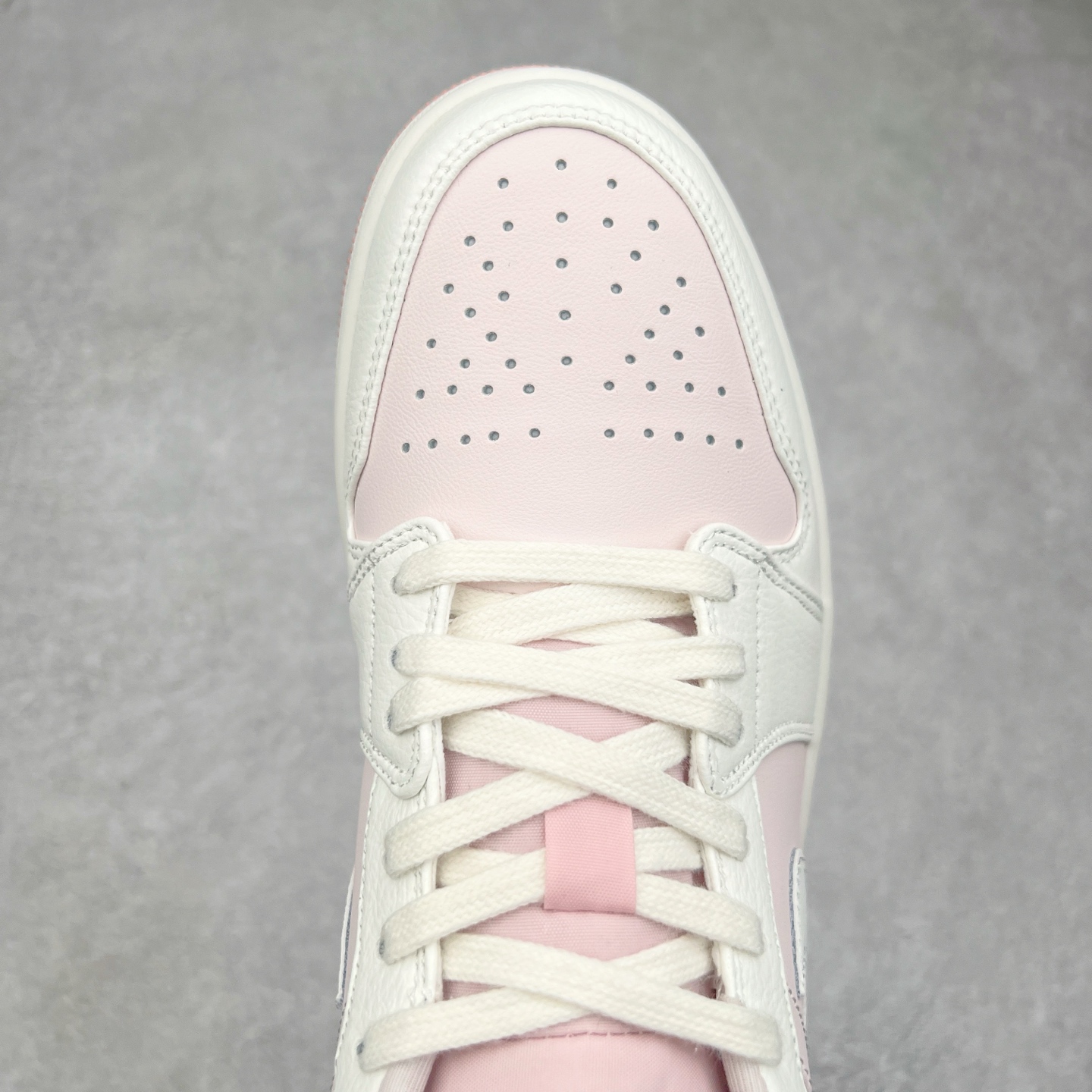 图片[4]-＃K版 Air Jordan AJ1 Low 低帮 白浅粉 IH0823-611 全新流水线出品 DT版本唯一平替选择 市场第二梯队最强版 全部原鞋开发 原楦原纸板开发 全鞋电脑针车 原厂内置全掌气垫 原盒内在原标 唯一Zp原版鞋带绑法 免检产品 全新2022版型 全头层皮料 完美零毛边处理 原厂配置全掌气垫 价格定位良心 几十个配色陆续出货 尺码：36 36.5 37.5 38 38.5 39 40 40.5 41 42 42.5 43 44 44.5 45 46 47.5-选品中心