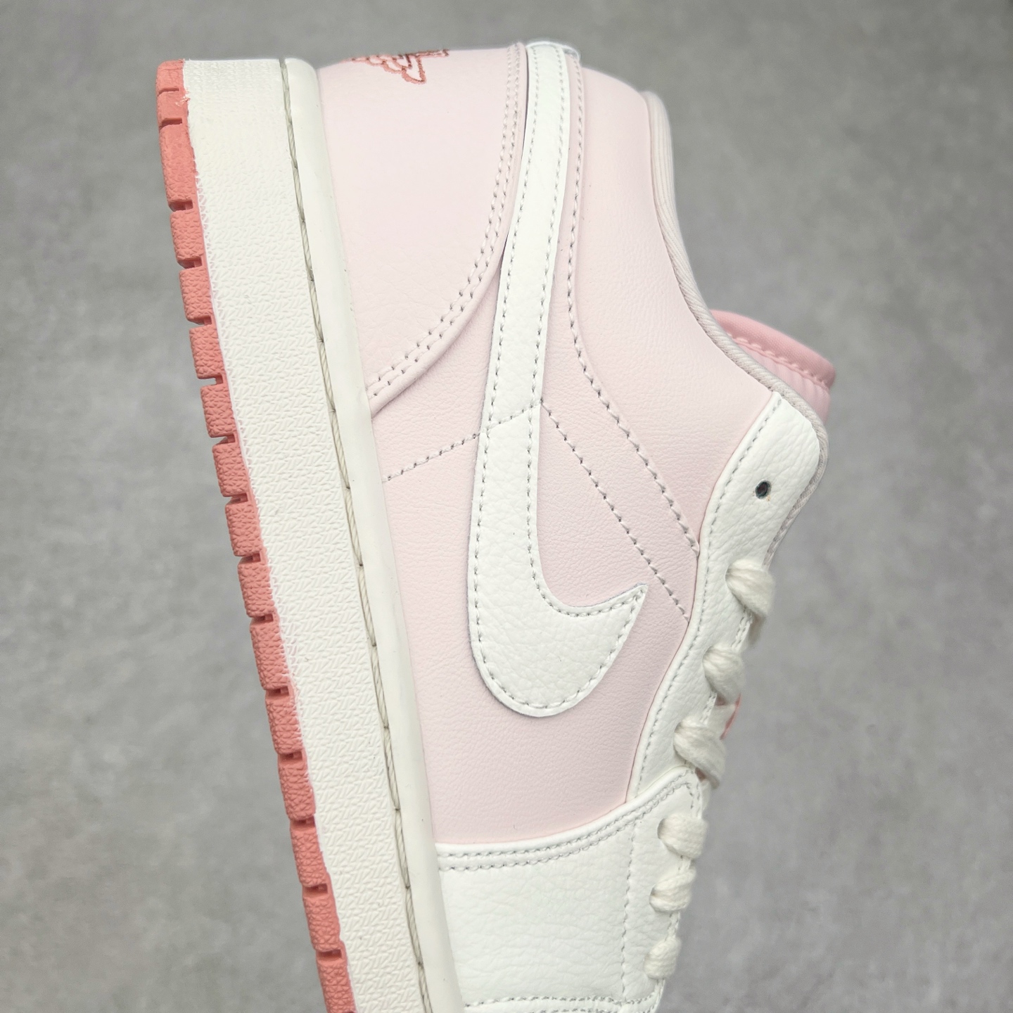 图片[6]-＃K版 Air Jordan AJ1 Low 低帮 白浅粉 IH0823-611 全新流水线出品 DT版本唯一平替选择 市场第二梯队最强版 全部原鞋开发 原楦原纸板开发 全鞋电脑针车 原厂内置全掌气垫 原盒内在原标 唯一Zp原版鞋带绑法 免检产品 全新2022版型 全头层皮料 完美零毛边处理 原厂配置全掌气垫 价格定位良心 几十个配色陆续出货 尺码：36 36.5 37.5 38 38.5 39 40 40.5 41 42 42.5 43 44 44.5 45 46 47.5-选品中心