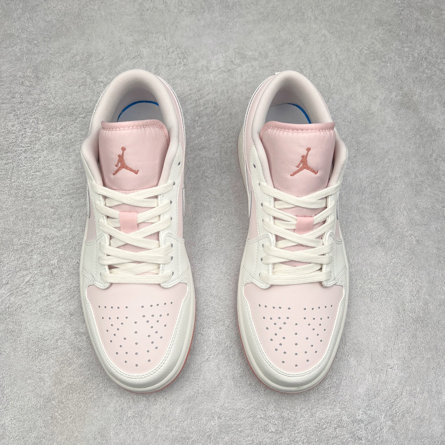 图片[2]-＃K版 Air Jordan AJ1 Low 低帮 白浅粉 IH0823-611 全新流水线出品 DT版本唯一平替选择 市场第二梯队最强版 全部原鞋开发 原楦原纸板开发 全鞋电脑针车 原厂内置全掌气垫 原盒内在原标 唯一Zp原版鞋带绑法 免检产品 全新2022版型 全头层皮料 完美零毛边处理 原厂配置全掌气垫 价格定位良心 几十个配色陆续出货 尺码：36 36.5 37.5 38 38.5 39 40 40.5 41 42 42.5 43 44 44.5 45 46 47.5-选品中心