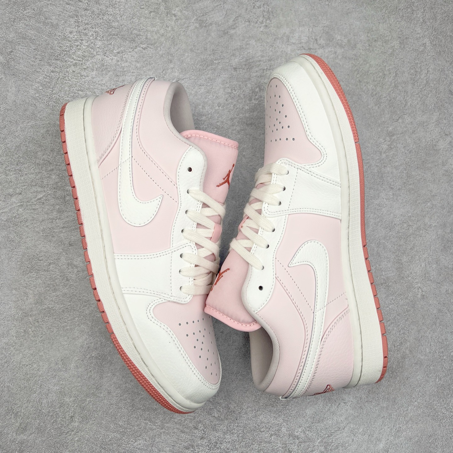 图片[3]-＃K版 Air Jordan AJ1 Low 低帮 白浅粉 IH0823-611 全新流水线出品 DT版本唯一平替选择 市场第二梯队最强版 全部原鞋开发 原楦原纸板开发 全鞋电脑针车 原厂内置全掌气垫 原盒内在原标 唯一Zp原版鞋带绑法 免检产品 全新2022版型 全头层皮料 完美零毛边处理 原厂配置全掌气垫 价格定位良心 几十个配色陆续出货 尺码：36 36.5 37.5 38 38.5 39 40 40.5 41 42 42.5 43 44 44.5 45 46 47.5-选品中心