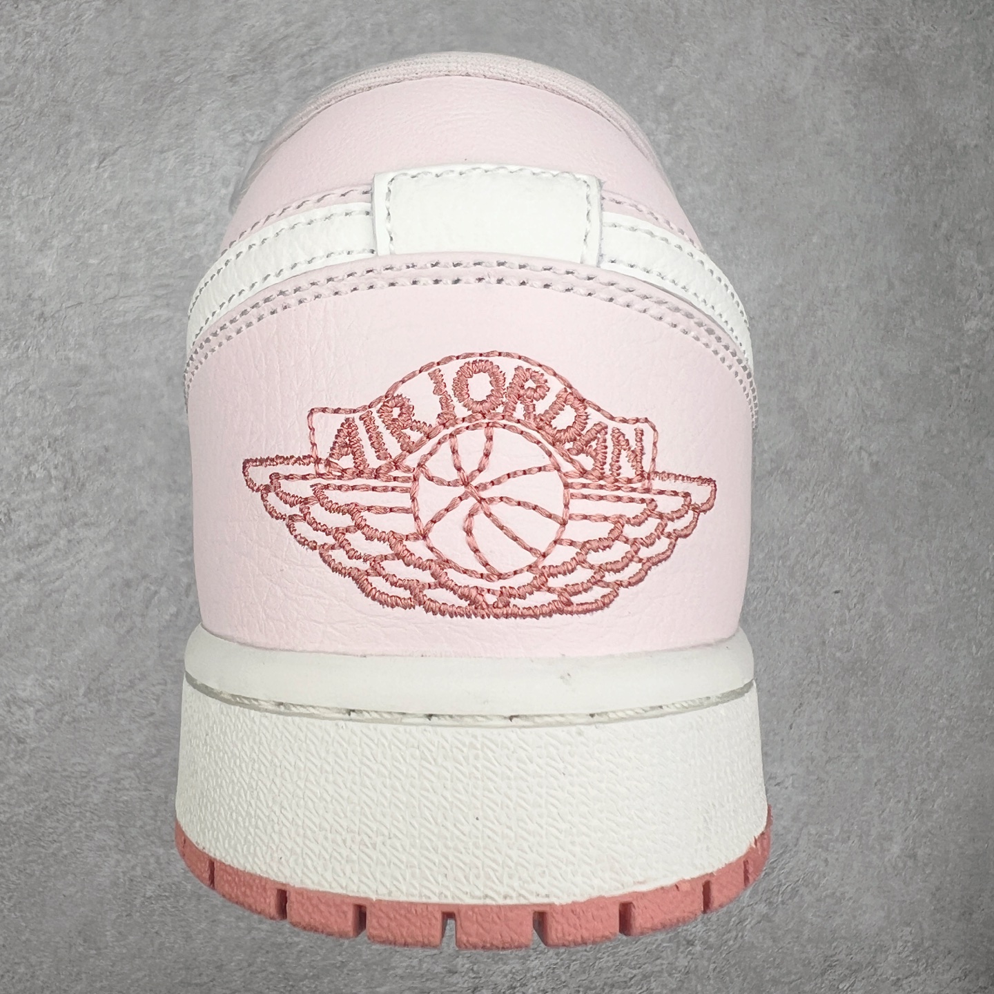 图片[8]-＃K版 Air Jordan AJ1 Low 低帮 白浅粉 IH0823-611 全新流水线出品 DT版本唯一平替选择 市场第二梯队最强版 全部原鞋开发 原楦原纸板开发 全鞋电脑针车 原厂内置全掌气垫 原盒内在原标 唯一Zp原版鞋带绑法 免检产品 全新2022版型 全头层皮料 完美零毛边处理 原厂配置全掌气垫 价格定位良心 几十个配色陆续出货 尺码：36 36.5 37.5 38 38.5 39 40 40.5 41 42 42.5 43 44 44.5 45 46 47.5-选品中心