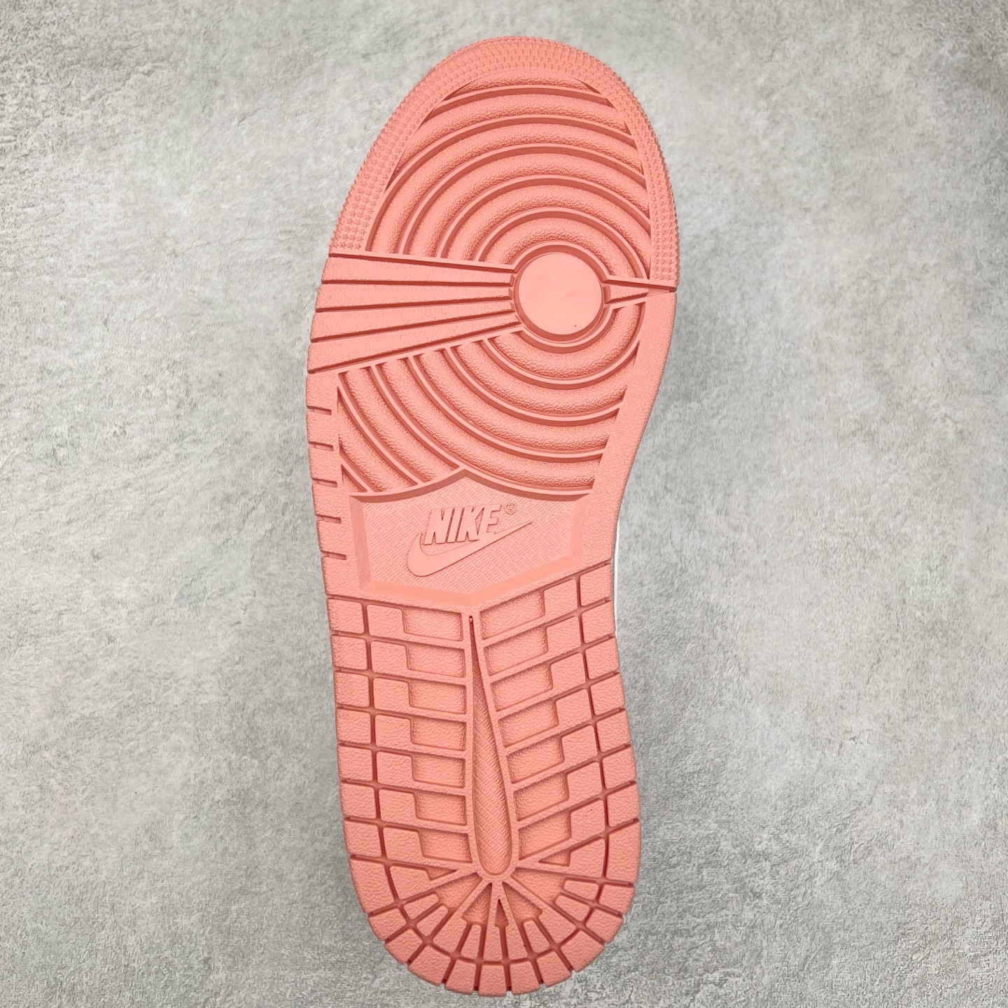 图片[9]-＃K版 Air Jordan AJ1 Low 低帮 白浅粉 IH0823-611 全新流水线出品 DT版本唯一平替选择 市场第二梯队最强版 全部原鞋开发 原楦原纸板开发 全鞋电脑针车 原厂内置全掌气垫 原盒内在原标 唯一Zp原版鞋带绑法 免检产品 全新2022版型 全头层皮料 完美零毛边处理 原厂配置全掌气垫 价格定位良心 几十个配色陆续出货 尺码：36 36.5 37.5 38 38.5 39 40 40.5 41 42 42.5 43 44 44.5 45 46 47.5-选品中心