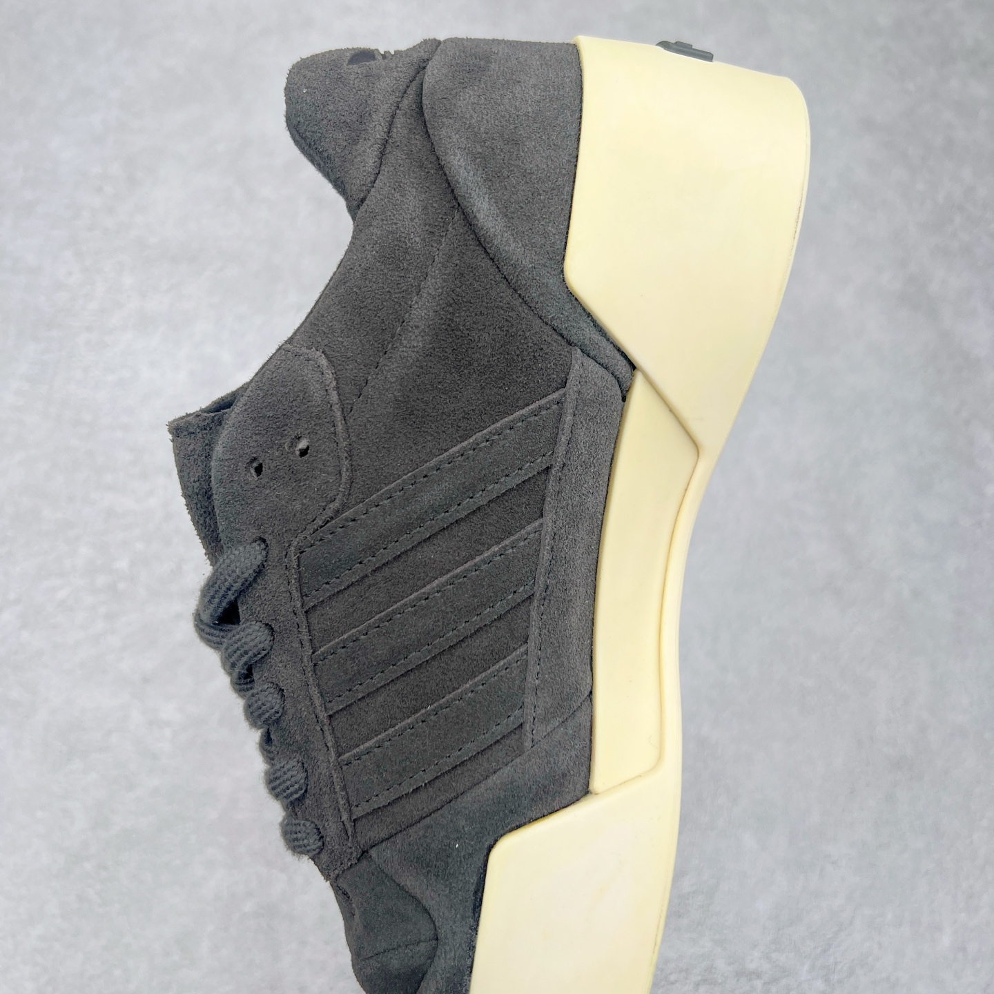 图片[7]-Fear Of God x AD Athletics Forum 86 Low 罗马改良系列低帮增高复古系带百搭休闲运动板鞋 FOG联名 IG6633 除去推出一些新鞋款，Jerry Lorenzo 对于 adidas 经典鞋款的再度演绎也是不容忽视。最近曝光的 Fear of God x Forum 86 Lo 将 Forum 86 的复古鞋面改造为高品质绒面革，并为其搭配了极其特殊的超厚乳白色生胶底，这样的厚度不仅使得整双鞋履的造型感在当下的潮流语境中更为协调，其「增高」妙处也是无需赘言。实拍调校N版已经零色差零失真 百分百还原实物色彩所见即所得 不存在货不对板色差等低级问题 选购参考实物拍摄 不混卖不参货 只用心做好货严格选品 承诺混一赔十 尺码：36 36.5 37.5 38 38.5 39 40 40.5 41 42 42.5 43 44 44.5 45 46-选品中心