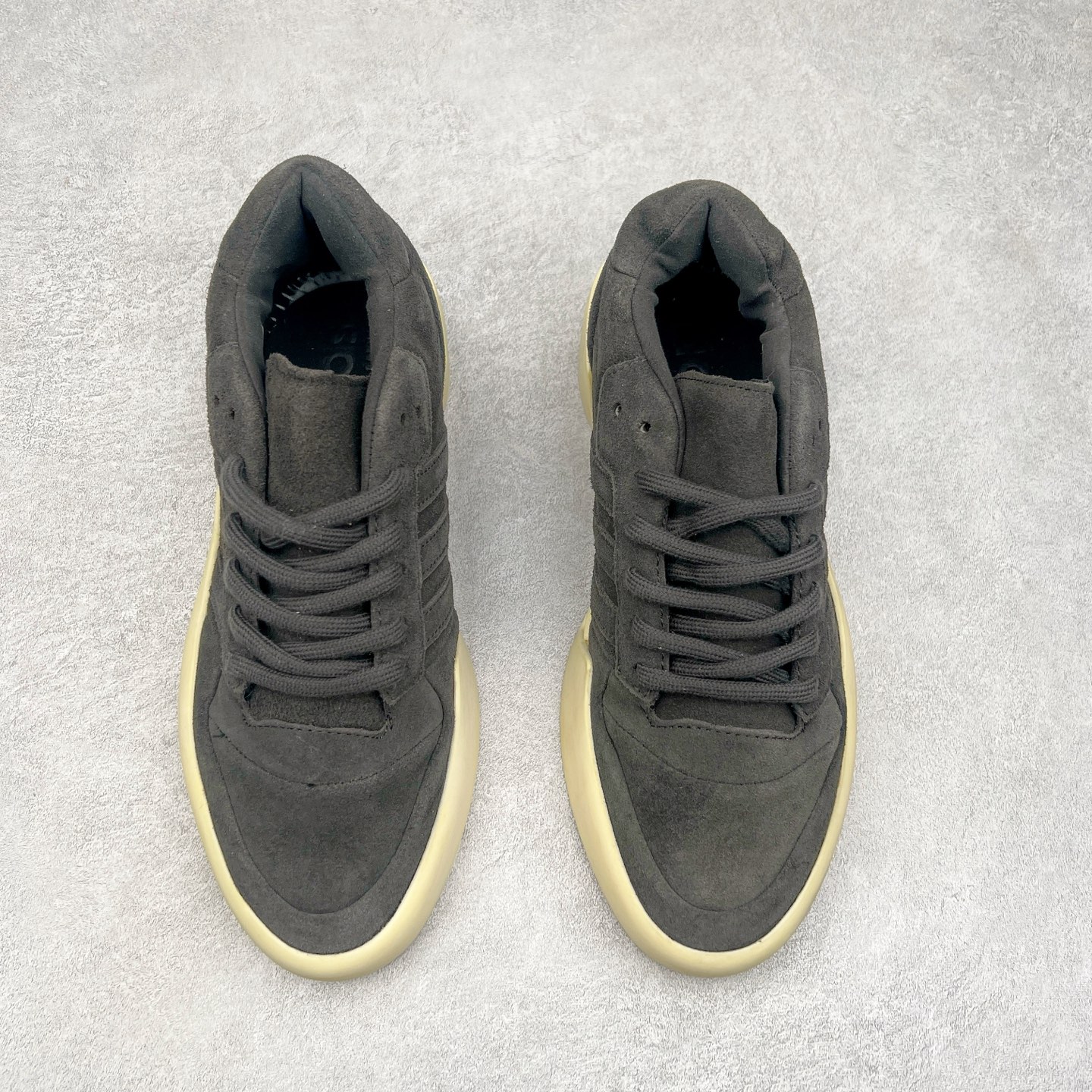 图片[2]-Fear Of God x AD Athletics Forum 86 Low 罗马改良系列低帮增高复古系带百搭休闲运动板鞋 FOG联名 IG6633 除去推出一些新鞋款，Jerry Lorenzo 对于 adidas 经典鞋款的再度演绎也是不容忽视。最近曝光的 Fear of God x Forum 86 Lo 将 Forum 86 的复古鞋面改造为高品质绒面革，并为其搭配了极其特殊的超厚乳白色生胶底，这样的厚度不仅使得整双鞋履的造型感在当下的潮流语境中更为协调，其「增高」妙处也是无需赘言。实拍调校N版已经零色差零失真 百分百还原实物色彩所见即所得 不存在货不对板色差等低级问题 选购参考实物拍摄 不混卖不参货 只用心做好货严格选品 承诺混一赔十 尺码：36 36.5 37.5 38 38.5 39 40 40.5 41 42 42.5 43 44 44.5 45 46-选品中心